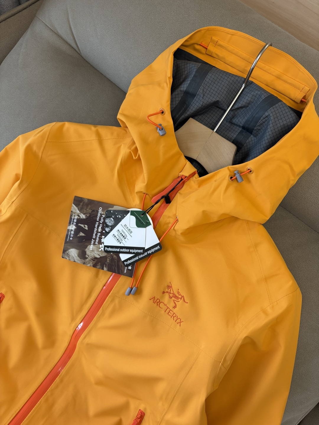 爆款 顶配 Beta SL冲锋衣是一款专为户外探险设计的高性能外套。采用GORE-TEX 面料。具备卓越