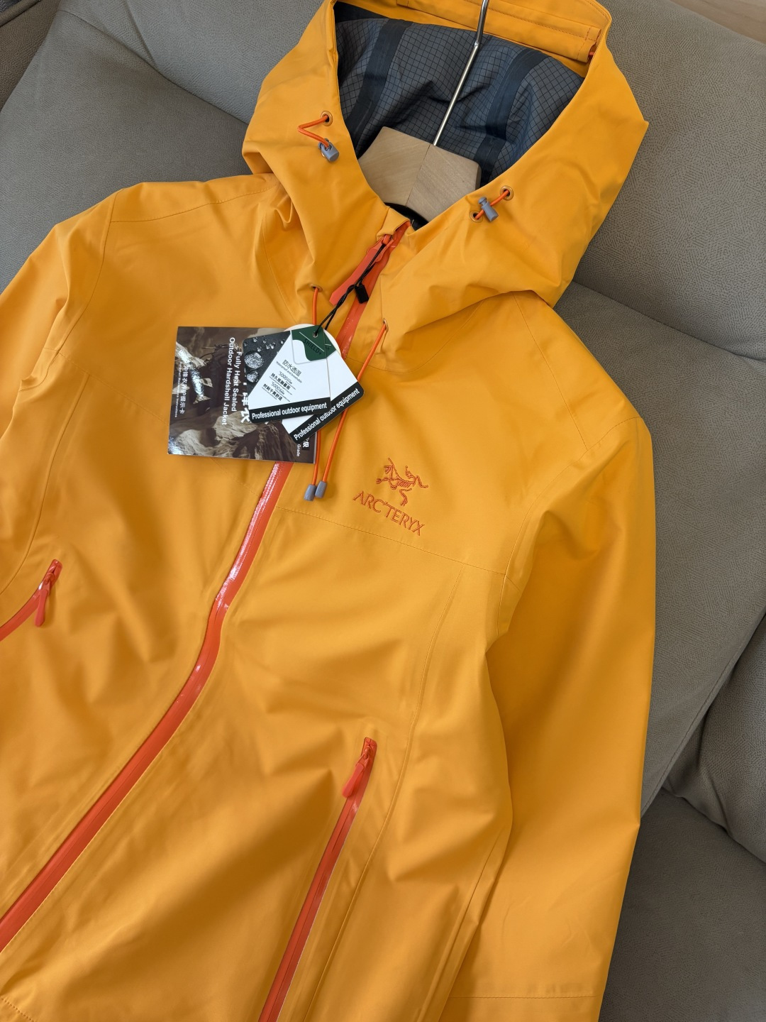 爆款 顶配 Beta SL冲锋衣是一款专为户外探险设计的高性能外套。采用GORE-TEX 面料。具备卓越