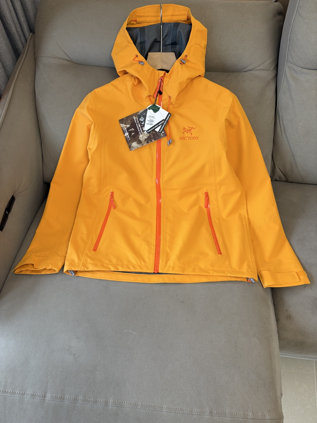 爆款 顶配 Beta SL冲锋衣是一款专为户外探险设计的高性能外套。采用GORE-TEX 面料。具备卓越