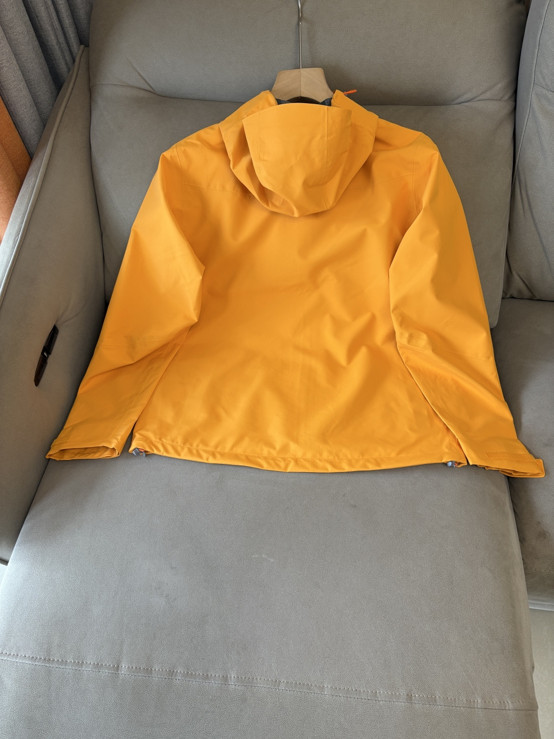 爆款 顶配 Beta SL冲锋衣是一款专为户外探险设计的高性能外套。采用GORE-TEX 面料。具备卓越