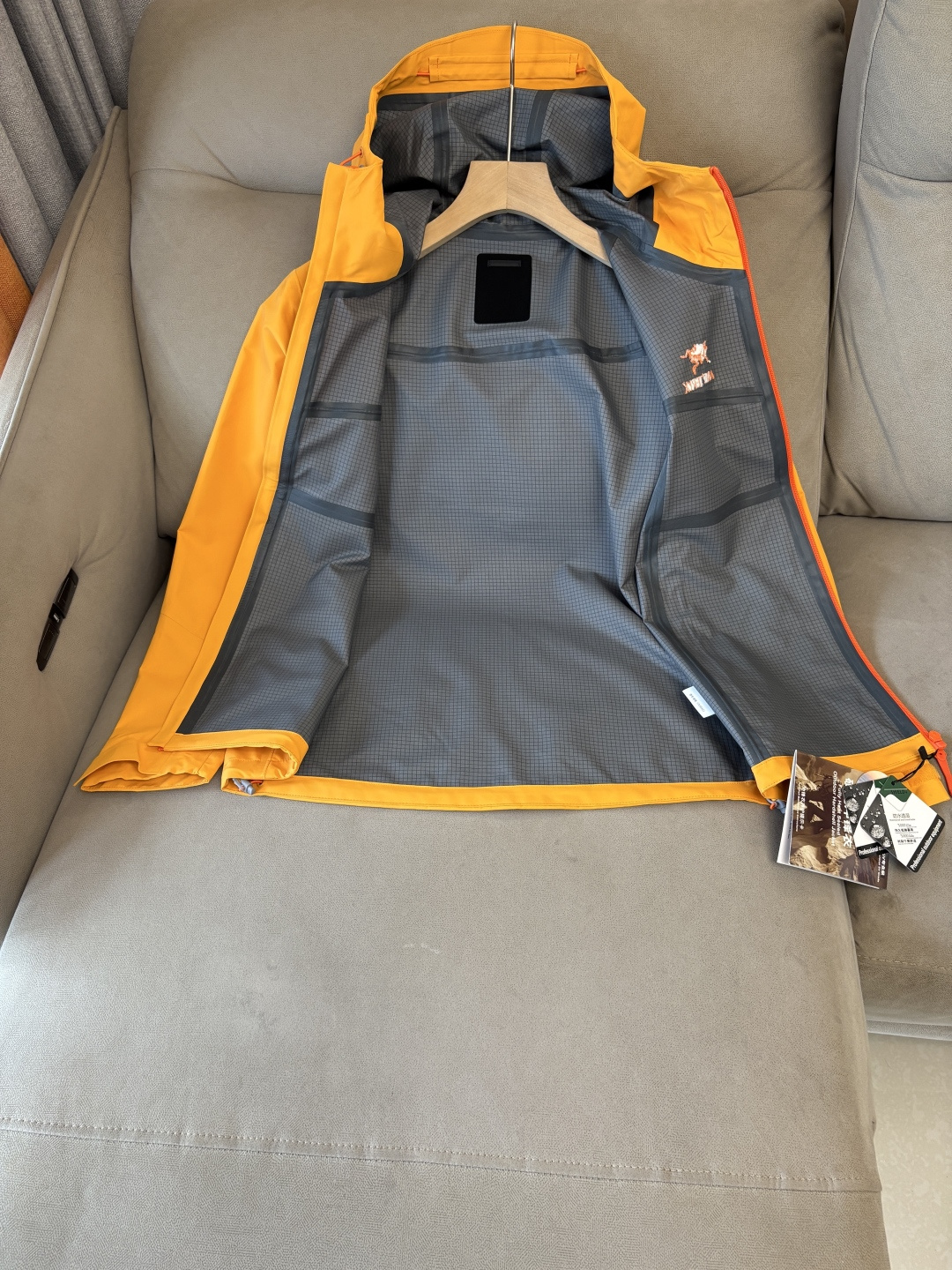 爆款 顶配 Beta SL冲锋衣是一款专为户外探险设计的高性能外套。采用GORE-TEX 面料。具备卓越