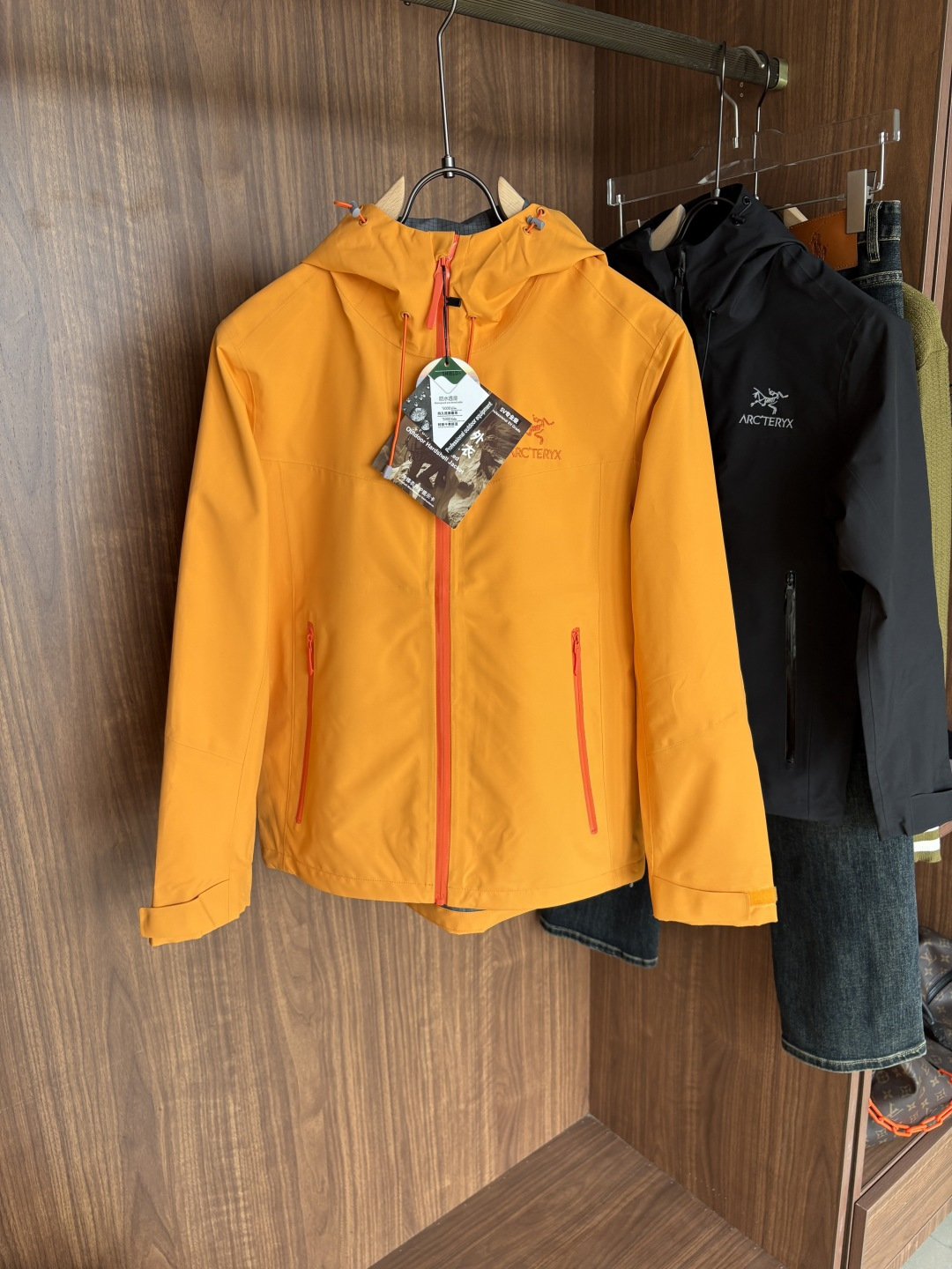 NO:530701,Top-up Beta SL jacket is a high-performance jacket designed for outdoor adventure. It is made of GORE-TEX fabric. It has excellent waterproof and breathable properties to ensure that it remains dry and comfortable in bad weather. Its high-quality design makes it easy to carry and is ideal for long-term hiking and traveling. The new Beta SL color is not only fashionable and eye-catching, but also increases visibility during outdoor activities and improves safety. The unique StormHood hood design provides comprehensive head protection without affecting the field of view. The underarm zipper design enhances breathability and prevents overheating. Whether it is mountaineering, hiking or daily commuting, the Archaeoptera Beta SL Sequoia jacket is an indispensable choice for you. Black color; Yellow Size M-XXXL, arc'teryx, jackets &  coats, hats, alexander wang19860909爆款 顶配 Beta SL冲锋衣是一款专为户外探险设计的高性能外套. 采用GORE-TEX 面料. 具备卓越的防水透气性能,确保在恶劣天气下依然保持干爽舒适. 其高质量设计使其便于携带,非常适合长时间的徒步和旅行. Beta SL新色不仅时尚亮眼,还增加了户外活动中的可见性,提升安全性.独特的 StormHood帽兜设计,提供全面的头部保护,同时不影响视野. 腋下拉链设计增强了透气性,防止过热.无论是登山、徒步还是日常通勤,始祖鸟Beta SL红杉色冲锋衣都是您不可或缺的理想选择. 颜色黑色；黄色 尺码M-XXXL,arc'teryx,jackets & coats,hats,alexander wang,Men's clothing