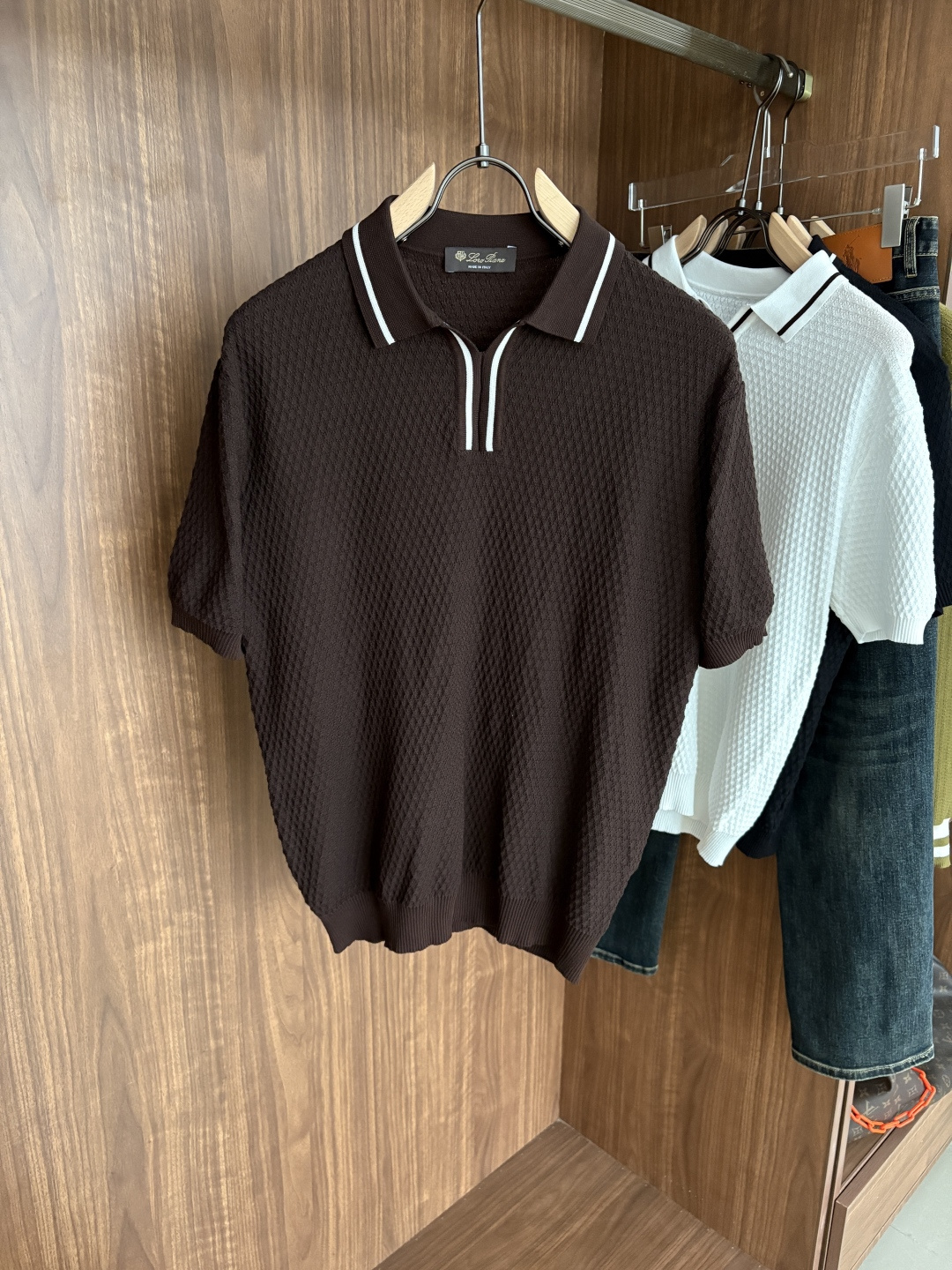 NO:530703,Time-consuming King' diamond jacquard design selects ultra-fine high-quality yarn lapel short-sleeved men's collection 'Time-consuming King' round neck and elegant craftsmanship, which is high-end when touching the skin. Craftsmanship and diamond hollow jacquard, three-dimensional diamond jacquard that takes several months to carve, woven architectural aesthetic texture between warp and weft, and the light and shadow penetrate, showing low-key luxury when light and shadow penetrate, and every move shows low-key luxury. Classic grid lapel short-sleeved design Simple lapel outlines neat lines, short-sleeved cut adapts to multiple scenes - layered suits during business meetings show elegance, casual wear reveals gentleman's taste, and the collection style never fades. The ultimate quality testimony of details Precision turning ensures that the seams are flat, the bone position is reinforced and durable without deformation; the neckline threads have been washed and tested, and they are still as crisp as new as they wear for a long time, and every detail is a testimony of 'time-consuming'. Code M-3XL001  020, T-shirt,business suit,alexander wang19860909耗时王”菱形提花设计甄选超细优质纱线翻领短袖男士典藏款「耗时王」圆领奢雅工艺,触肤即高阶. 匠心底蕴菱形镂空提花 耗时数月雕琢的立体菱形提花,经纬间织就建筑美学肌理,光影穿透时显隐交错,举手投足尽展低调奢华. 经典型格翻领短袖设计 简约翻领勾勒利落线条,短袖剪裁适配多场景——商务会晤时叠搭西装显儒雅,休闲时光单穿流露绅士品味,典藏款型永不褪色. 细节至臻品质见证 精密车工确保接缝平整,骨位加固耐穿不变形；领口螺纹经水洗测试,久穿仍挺括如新,每一处细节皆为「耗时」证言. 码数M-3XL001 020,,T-shirt,business suit,alexander wang,Men's clothing