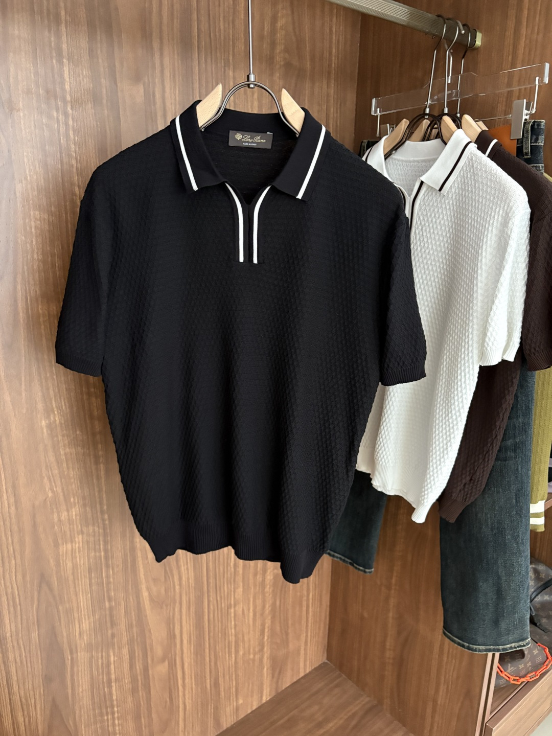 NO:529304,Time-consuming King' diamond jacquard design selects ultra-fine high-quality yarn lapel short-sleeved men's collection 'Time-consuming King' round neck and elegant craftsmanship, which is high-end when touching the skin. Craftsmanship and diamond hollow jacquard, three-dimensional diamond jacquard that takes several months to carve, woven architectural aesthetic texture between warp and weft, and the light and shadow penetrate, showing low-key luxury when light and shadow penetrate, and every move shows low-key luxury. Classic grid lapel short-sleeved design Simple lapel outlines neat lines, short-sleeved cut adapts to multiple scenes - layered suits during business meetings show elegance, casual wear reveals gentleman's taste, and the collection style never fades. The ultimate quality testimony of details Precision turning ensures that the seams are flat, the bone position is reinforced and durable without deformation; the neckline threads have been washed and tested, and they are still as crisp as new as they wear for a long time, and every detail is a testimony of 'time-consuming'. Code M-3XL001  020, T-shirt,business suit,alexander wang19860909耗时王”菱形提花设计甄选超细优质纱线翻领短袖男士典藏款「耗时王」圆领奢雅工艺,触肤即高阶. 匠心底蕴菱形镂空提花 耗时数月雕琢的立体菱形提花,经纬间织就建筑美学肌理,光影穿透时显隐交错,举手投足尽展低调奢华. 经典型格翻领短袖设计 简约翻领勾勒利落线条,短袖剪裁适配多场景——商务会晤时叠搭西装显儒雅,休闲时光单穿流露绅士品味,典藏款型永不褪色. 细节至臻品质见证 精密车工确保接缝平整,骨位加固耐穿不变形；领口螺纹经水洗测试,久穿仍挺括如新,每一处细节皆为「耗时」证言. 码数M-3XL001 020,,T-shirt,business suit,alexander wang,Men's clothing