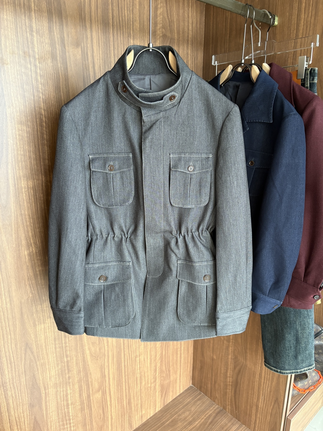 NO:549511,The latest Italian old-fashion style for L, P counter ~ Comfortable and breathable hunting jacket, top channel goods, very high-end business casual style, Italian old-fashion style LP family autumn and winter new style, zipper stand-up collar linen jacket, a style for commuting and leisure, the zipper zipper adopts a double zipper head design, can easily concave the shape, and the design of the stand-up collar shows the urban elite style, the side oblique zipper pocket is beautiful and practical, customized high-woven vertical stripes high-density copper-ammonia fiber lining, close-fitting and smooth, customized original hardware zipper and standard mark, highlighting the high-luxury channel quality control texture through details!  Count 48-56 (M-3XL), loro piana, jackets & coats, jackets & coats, alexander wang19860909L,P专柜最新款意式老钱风~舒适透气猎装夹克外套,渠道顶级牛货,很高级的商务休闲风,意式老钱风LP家族秋冬新款,拉链立领亚麻外套,可通勤休闲的一款, 襟拉链采用双拉链头的设计,可轻松凹造型,立领的设计示,更显都市精英风范,侧面斜插拉链口袋,美观又实用,定制高织竖条纹高密铜氨纤维衬里,贴身爽滑细腻,客供定制原厂五金拉链,标唛,透过细节彰显出高奢渠道品控质感！ 码数48-56（M-3XL),,loro piana,jackets & coats,jackets & coats,alexander wang,Men's clothing