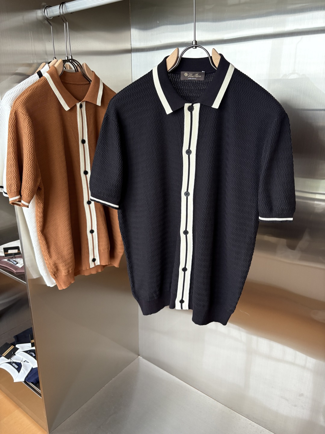 NO:531870,Time-consuming King' diamond jacquard design selects ultra-fine high-quality yarn lapel short-sleeved men's collection 'Time-consuming King' round neck and elegant craftsmanship, which is high-end when touching the skin. Craftsmanship and diamond hollow jacquard are carved with three-dimensional diamond jacquard that takes months to carve, woven architectural aesthetic texture between warp and weft, and the light and shadow penetrate, showing low-key luxury when light and shadow penetrate, and every move shows low-key luxury. Classic grid lapel short-sleeved design Simple lapel outlines neat lines, short-sleeved cut adapts to multiple scenes - layered suits during business meetings show elegance, casual wear reveals gentleman's taste, and the collection style never fades. The ultimate quality testimony of details Precision turning ensures that the seams are flat, the bone position is reinforced and durable without deformation; the neckline threads have been washed and tested, and they are still as crisp as new as they wear for a long time, and every detail is a testimony of 'time-consuming'. Code M-3XL001  020, T-shirt,business suit,alexander wang19860909耗时王”菱形提花设计甄选超细优质纱线翻领短袖男士典藏款「耗时王」圆领奢雅工艺,触肤即高阶. 匠心底蕴菱形镂空提花 耗时数月雕琢的立体菱形提花,经纬间织就建筑美学肌理,光影穿透时显隐交错,举手投足尽展低调奢华. 经典型格翻领短袖设计 简约翻领勾勒利落线条,短袖剪裁适配多场景——商务会晤时叠搭西装显儒雅,休闲时光单穿流露绅士品味,典藏款型永不褪色. 细节至臻品质见证 精密车工确保接缝平整,骨位加固耐穿不变形；领口螺纹经水洗测试,久穿仍挺括如新,每一处细节皆为「耗时」证言. 码数M-3XL001 020,,T-shirt,business suit,alexander wang,Men's clothing