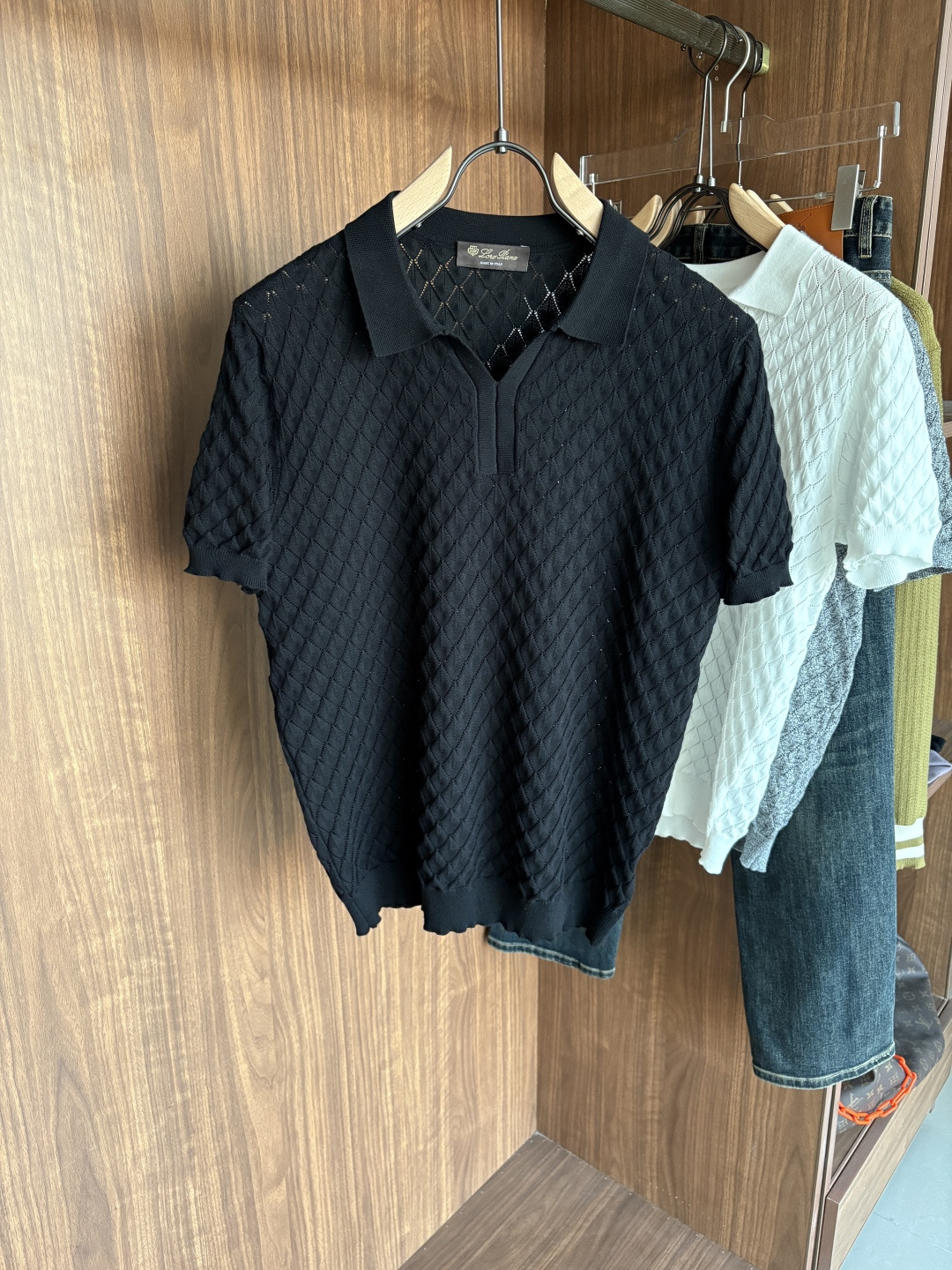 耗时王”菱形提花设计甄选超细优质纱线翻领短袖男士典藏款「耗时王」圆领奢雅工艺，触肤即高阶。• 匠心底蕴：