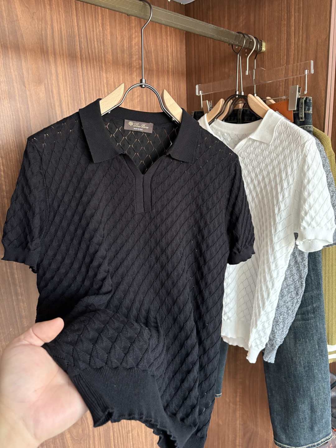 耗时王”菱形提花设计甄选超细优质纱线翻领短袖男士典藏款「耗时王」圆领奢雅工艺，触肤即高阶。• 匠心底蕴：