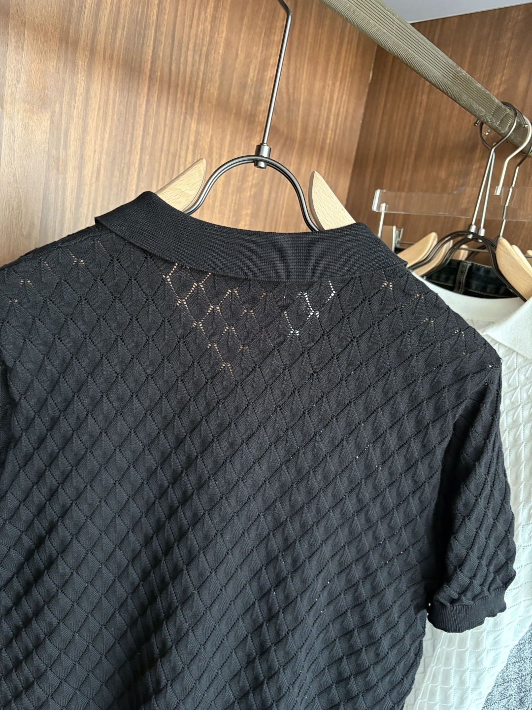 耗时王”菱形提花设计甄选超细优质纱线翻领短袖男士典藏款「耗时王」圆领奢雅工艺，触肤即高阶。• 匠心底蕴：