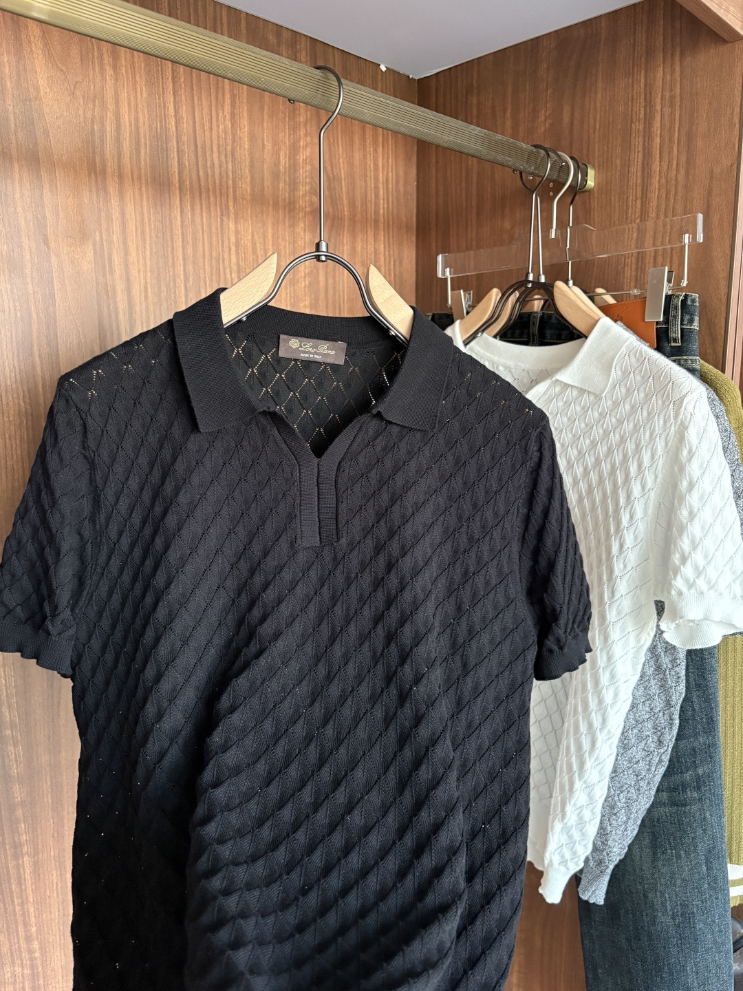 耗时王”菱形提花设计甄选超细优质纱线翻领短袖男士典藏款「耗时王」圆领奢雅工艺，触肤即高阶。• 匠心底蕴：