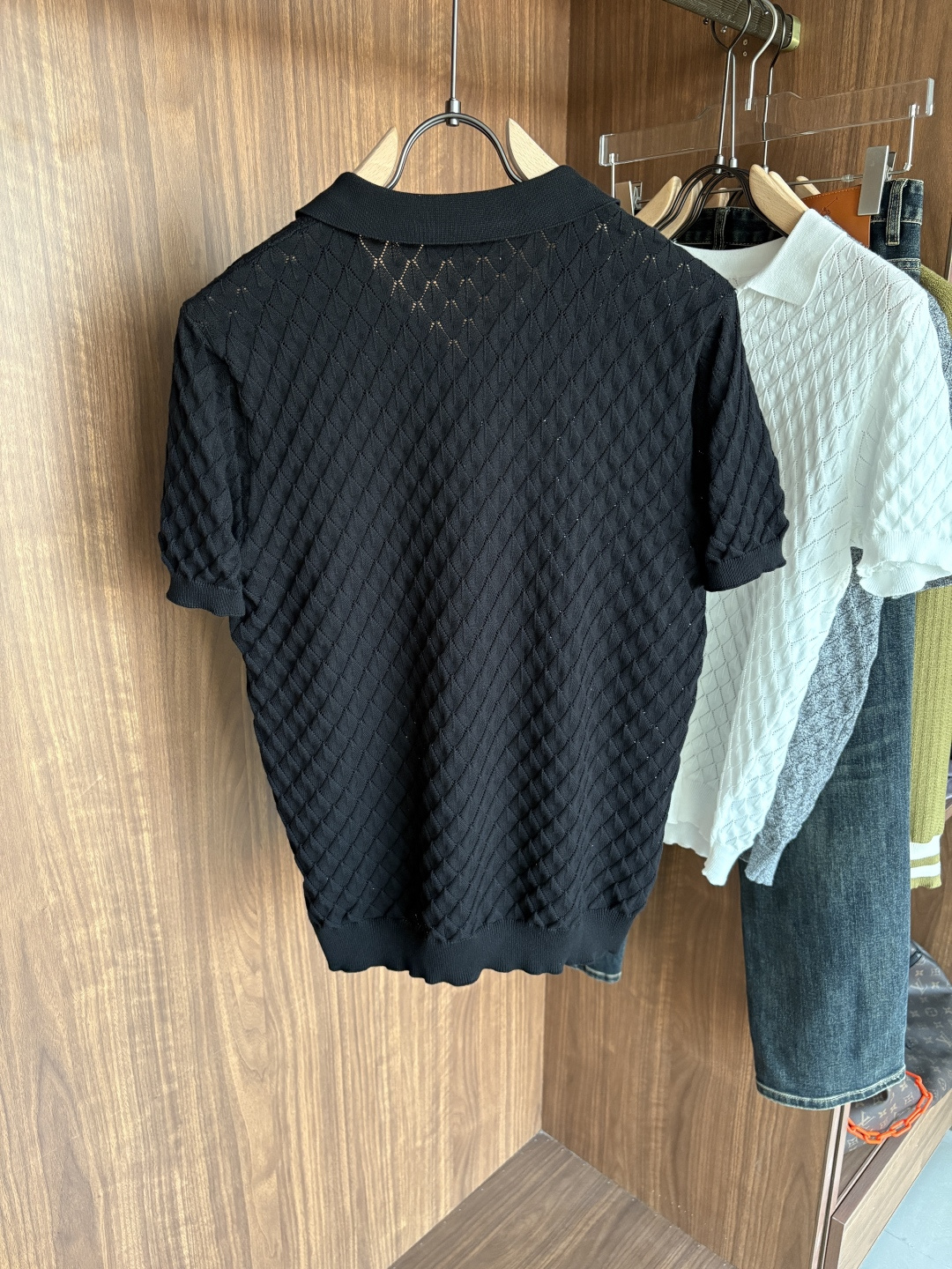 耗时王”菱形提花设计甄选超细优质纱线翻领短袖男士典藏款「耗时王」圆领奢雅工艺，触肤即高阶。• 匠心底蕴：