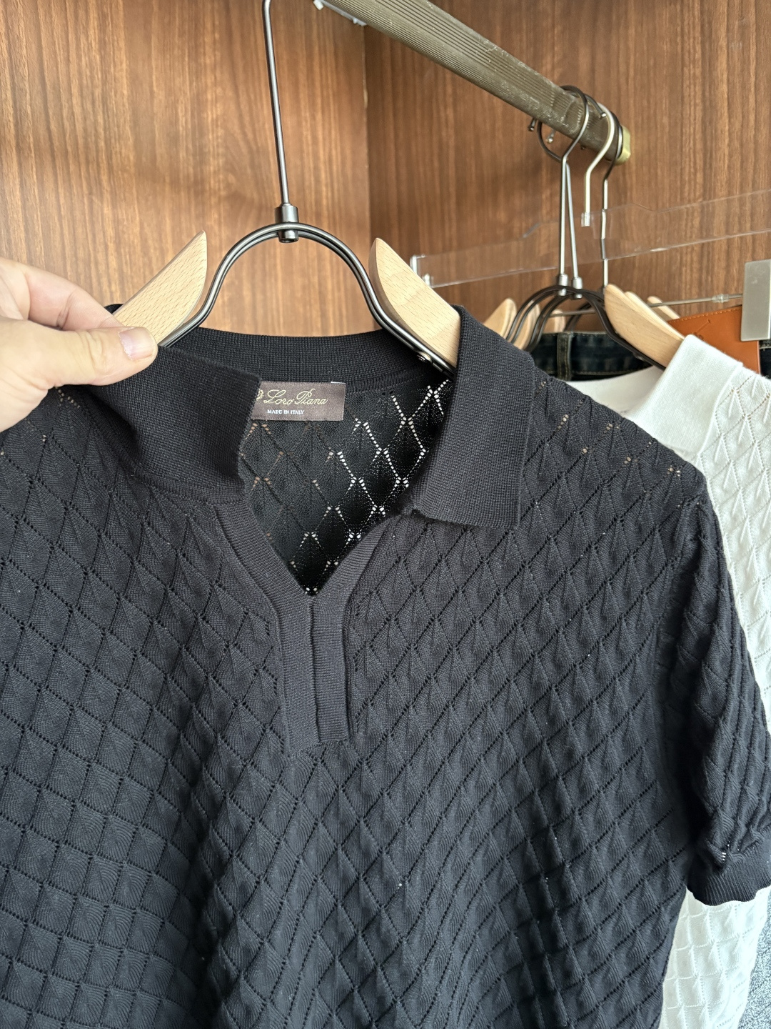 耗时王”菱形提花设计甄选超细优质纱线翻领短袖男士典藏款「耗时王」圆领奢雅工艺，触肤即高阶。• 匠心底蕴：