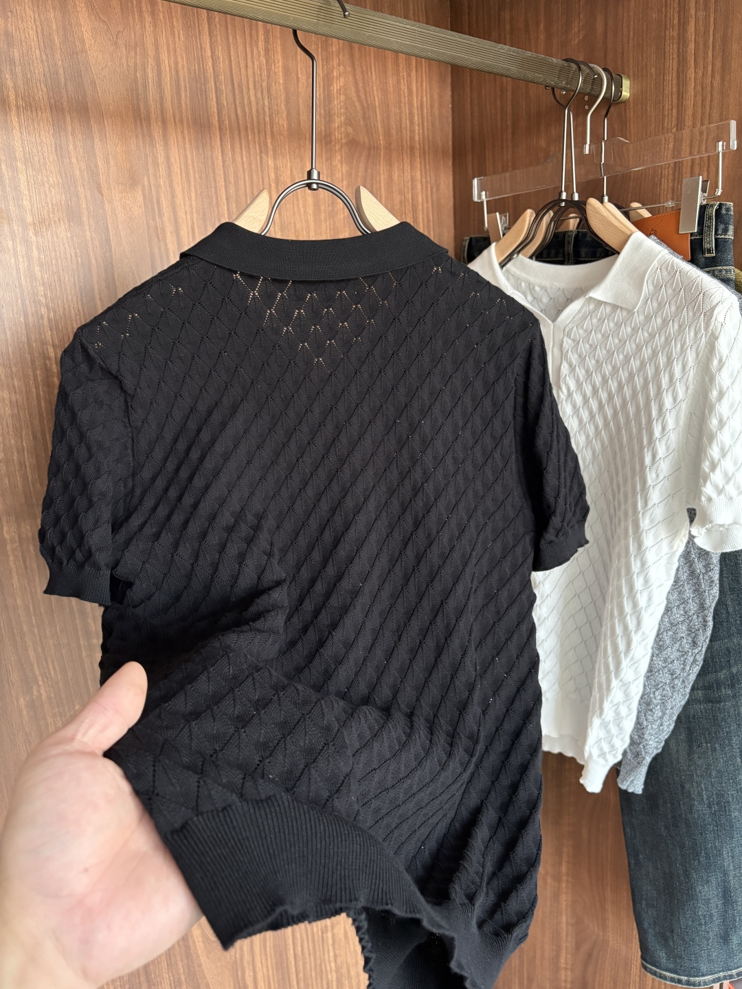 耗时王”菱形提花设计甄选超细优质纱线翻领短袖男士典藏款「耗时王」圆领奢雅工艺，触肤即高阶。• 匠心底蕴：