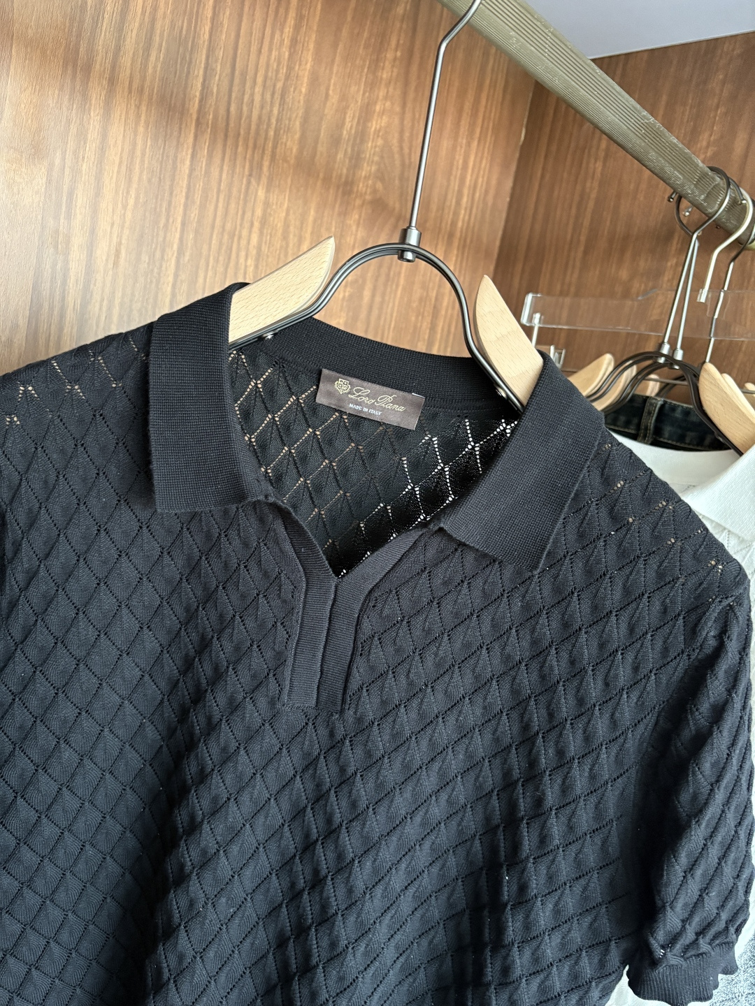 耗时王”菱形提花设计甄选超细优质纱线翻领短袖男士典藏款「耗时王」圆领奢雅工艺，触肤即高阶。• 匠心底蕴：