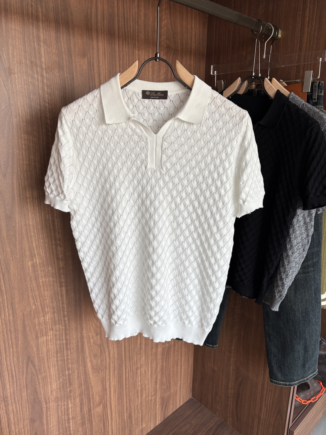 耗时王”菱形提花设计甄选超细优质纱线翻领短袖男士典藏款「耗时王」圆领奢雅工艺，触肤即高阶。• 匠心底蕴：