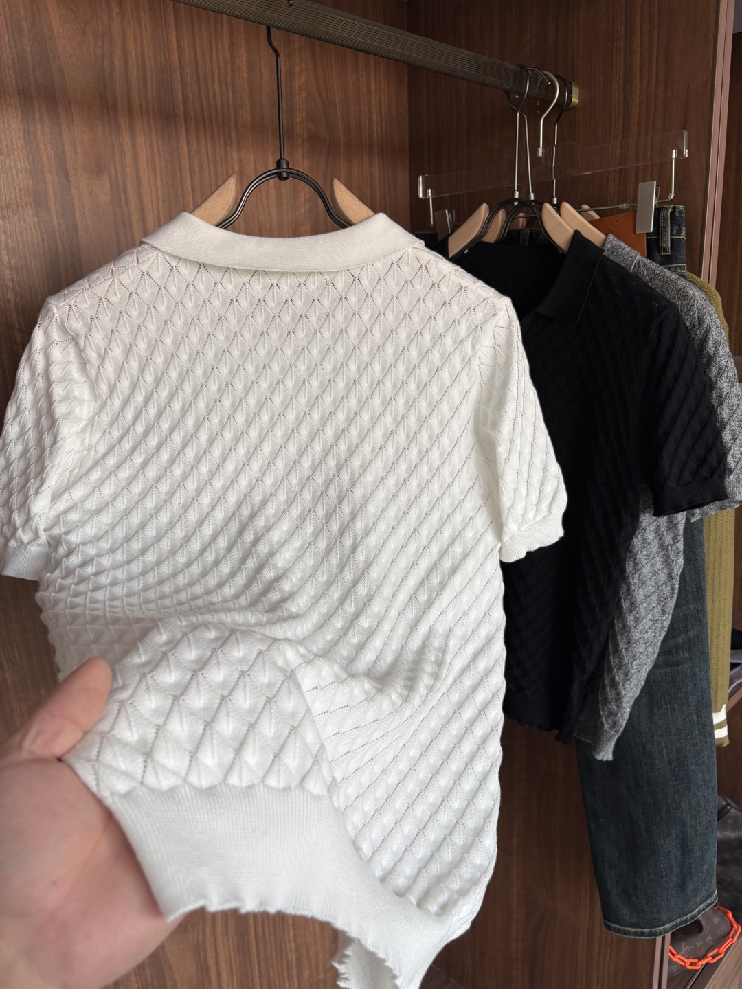 耗时王”菱形提花设计甄选超细优质纱线翻领短袖男士典藏款「耗时王」圆领奢雅工艺，触肤即高阶。• 匠心底蕴：