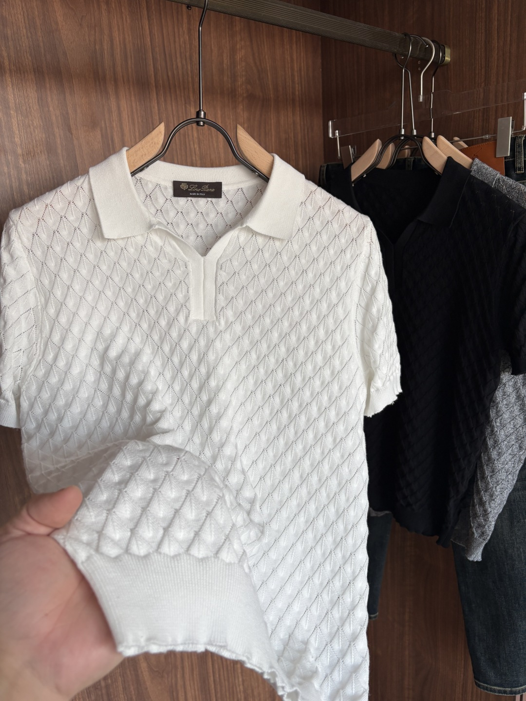 耗时王”菱形提花设计甄选超细优质纱线翻领短袖男士典藏款「耗时王」圆领奢雅工艺，触肤即高阶。• 匠心底蕴：
