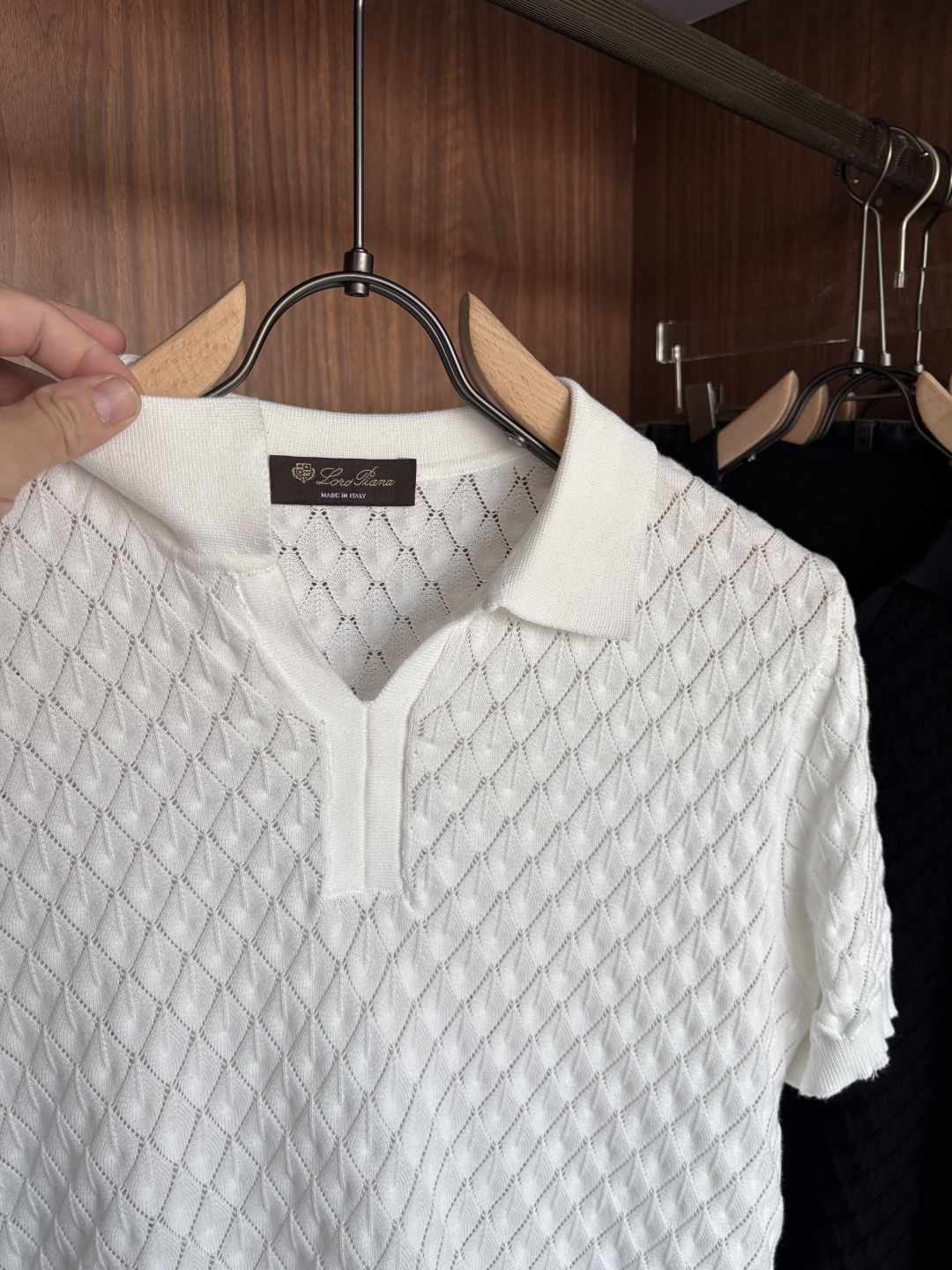 耗时王”菱形提花设计甄选超细优质纱线翻领短袖男士典藏款「耗时王」圆领奢雅工艺，触肤即高阶。• 匠心底蕴：