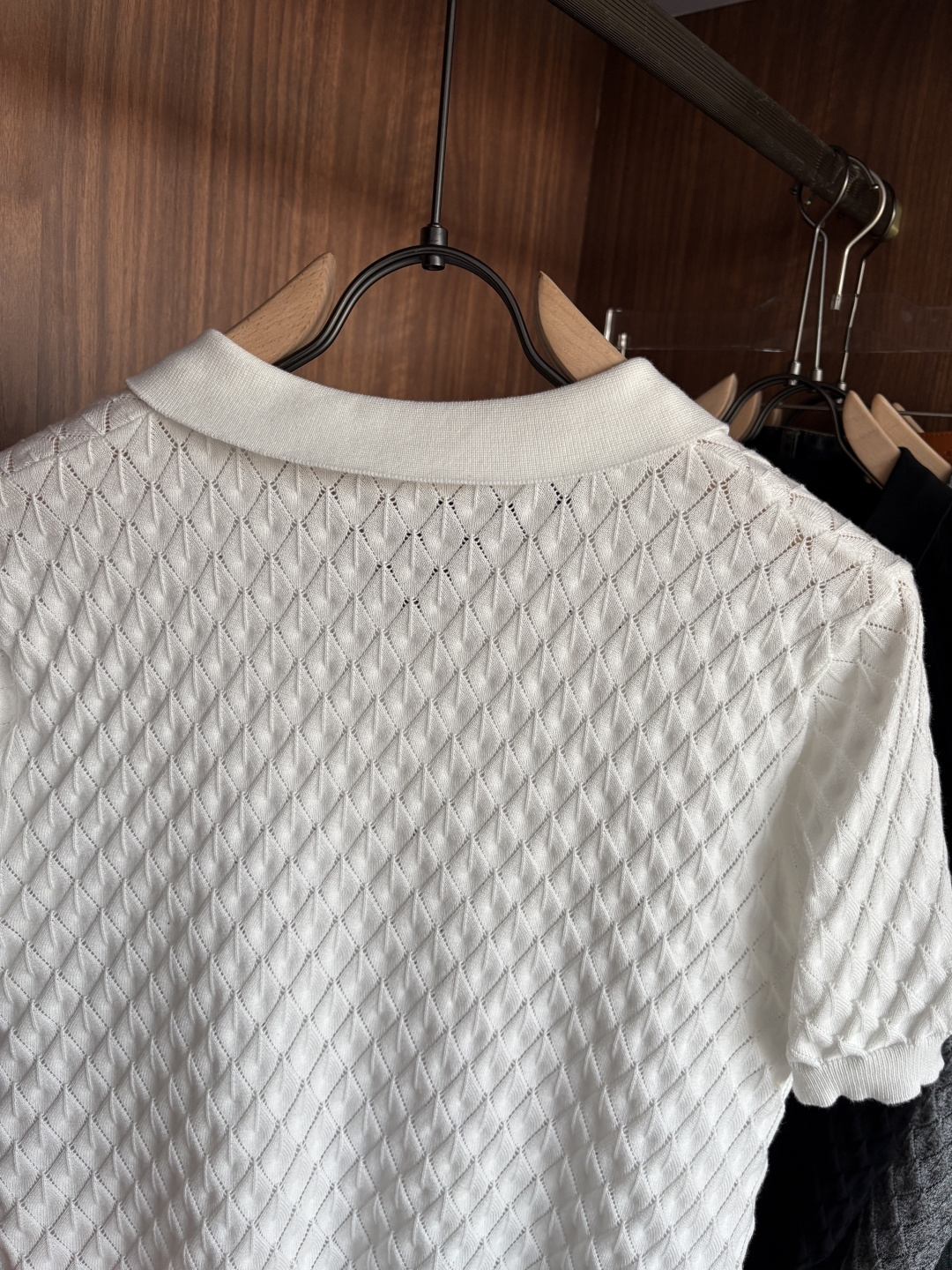 耗时王”菱形提花设计甄选超细优质纱线翻领短袖男士典藏款「耗时王」圆领奢雅工艺，触肤即高阶。• 匠心底蕴：