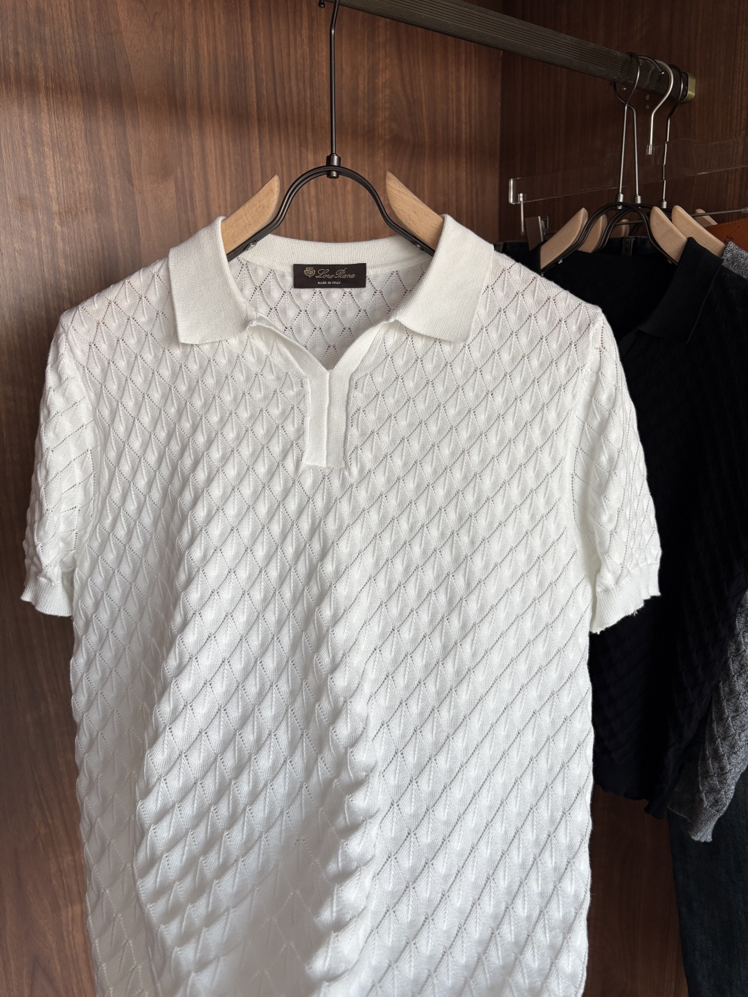 耗时王”菱形提花设计甄选超细优质纱线翻领短袖男士典藏款「耗时王」圆领奢雅工艺，触肤即高阶。• 匠心底蕴：
