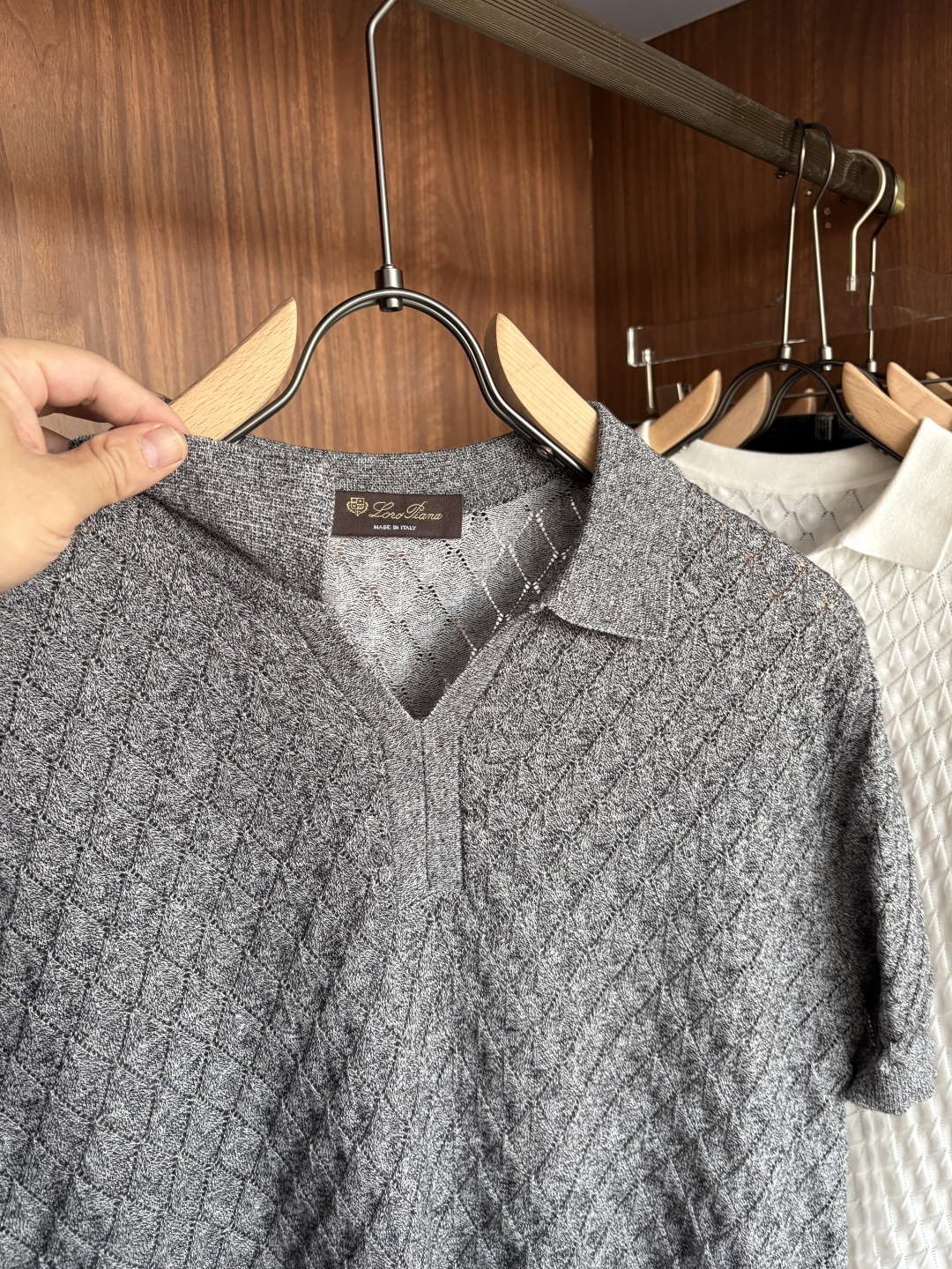 耗时王”菱形提花设计甄选超细优质纱线翻领短袖男士典藏款「耗时王」圆领奢雅工艺，触肤即高阶。• 匠心底蕴：