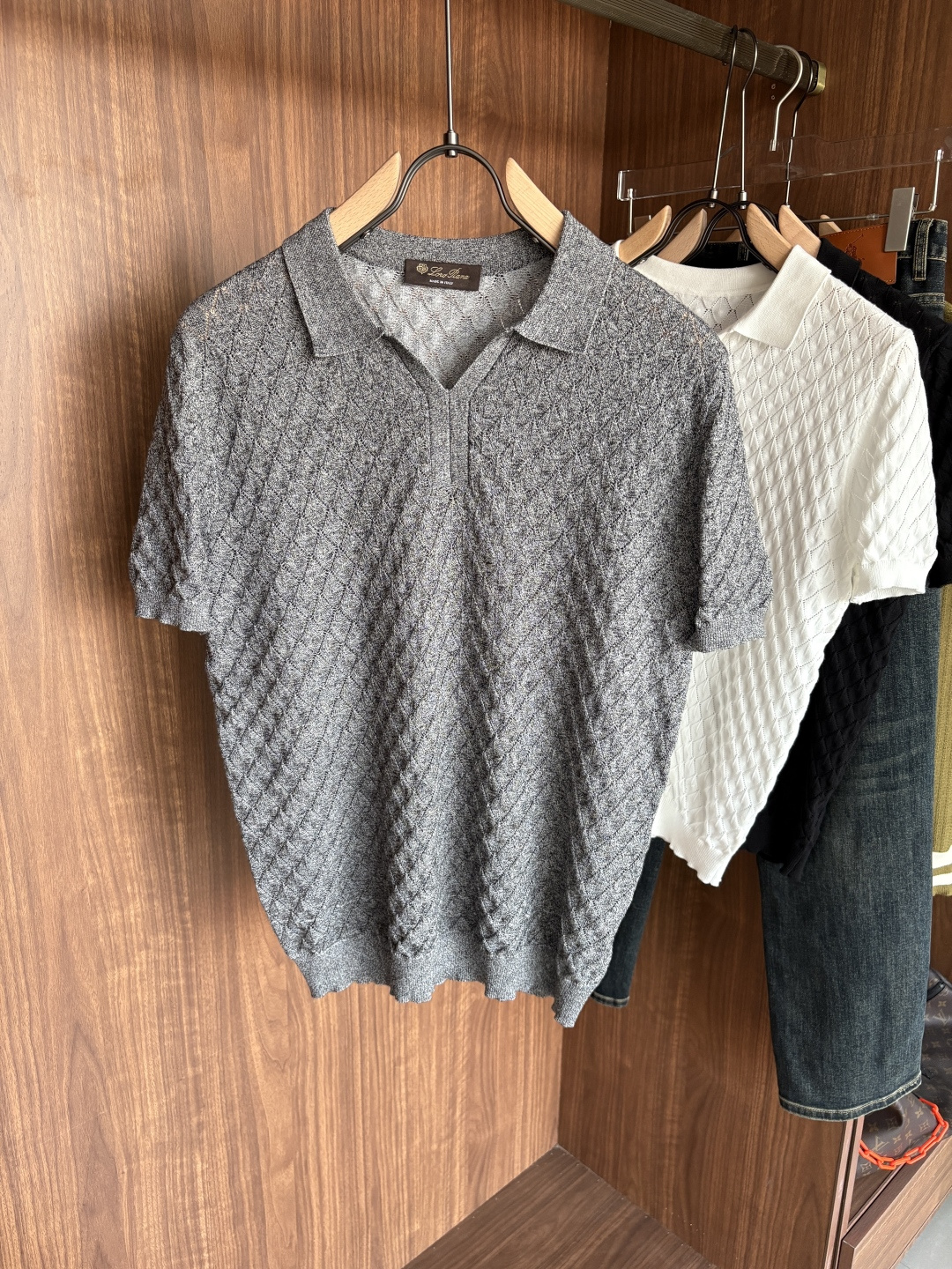 耗时王”菱形提花设计甄选超细优质纱线翻领短袖男士典藏款「耗时王」圆领奢雅工艺，触肤即高阶。• 匠心底蕴：