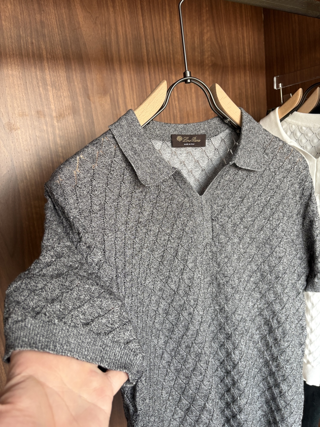 耗时王”菱形提花设计甄选超细优质纱线翻领短袖男士典藏款「耗时王」圆领奢雅工艺，触肤即高阶。• 匠心底蕴：