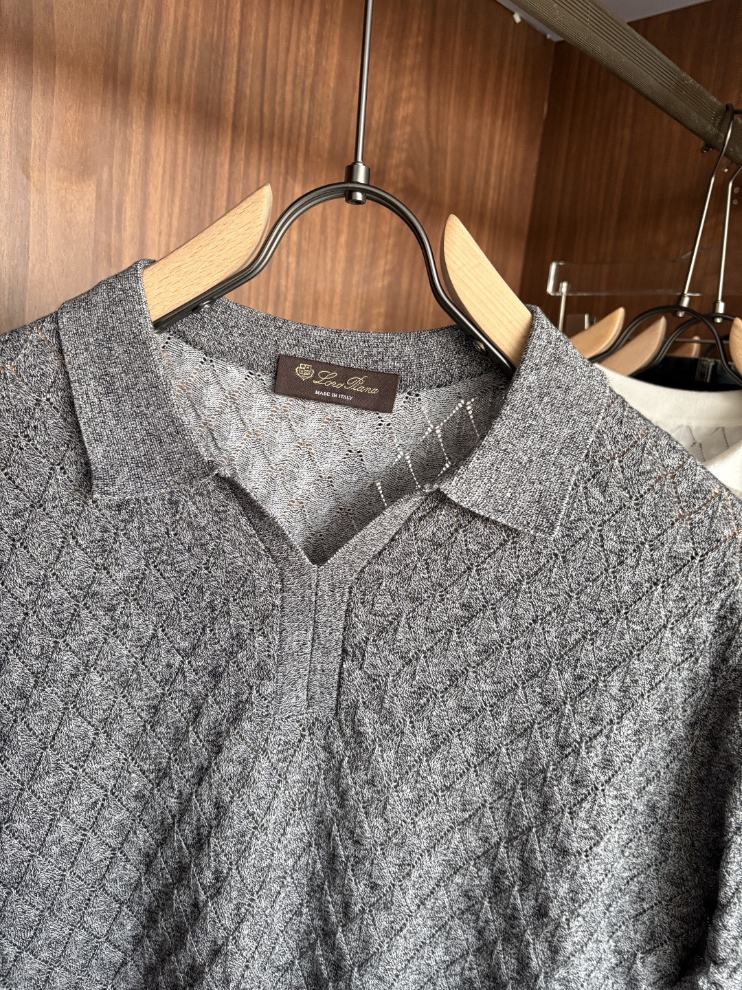 耗时王”菱形提花设计甄选超细优质纱线翻领短袖男士典藏款「耗时王」圆领奢雅工艺，触肤即高阶。• 匠心底蕴：