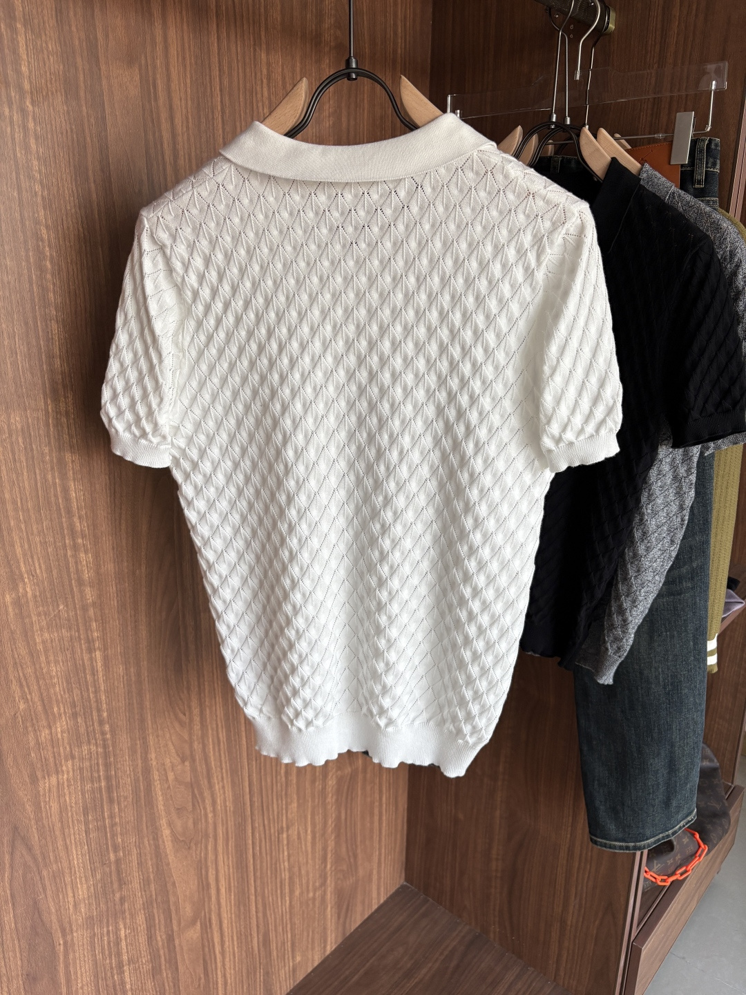 耗时王”菱形提花设计甄选超细优质纱线翻领短袖男士典藏款「耗时王」圆领奢雅工艺，触肤即高阶。• 匠心底蕴：