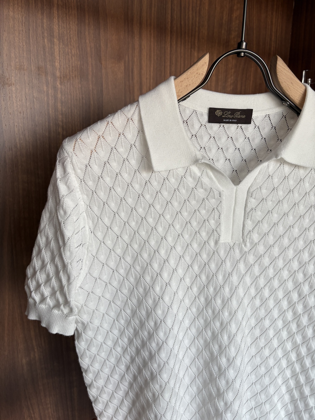 耗时王”菱形提花设计甄选超细优质纱线翻领短袖男士典藏款「耗时王」圆领奢雅工艺，触肤即高阶。• 匠心底蕴：