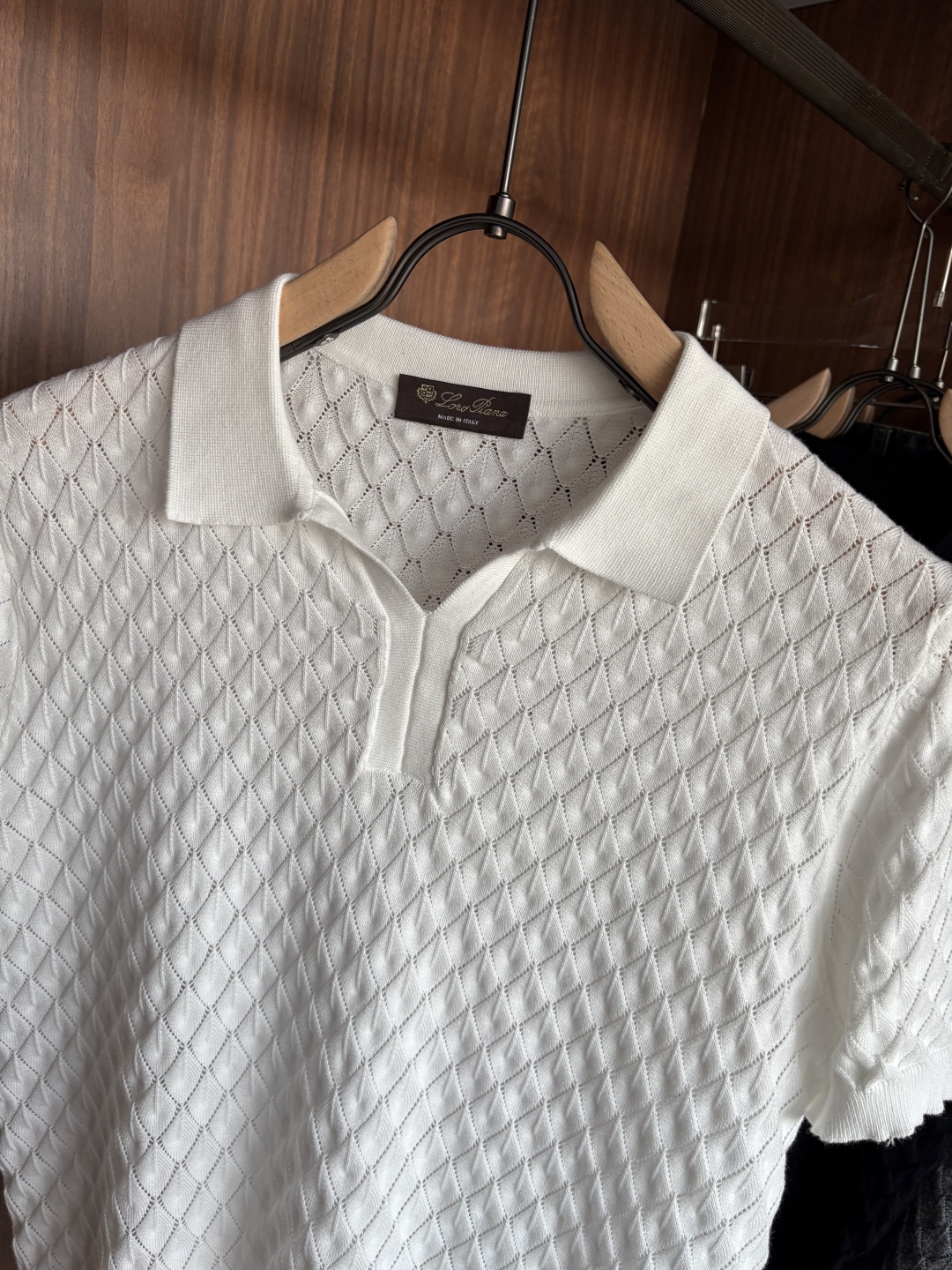 耗时王”菱形提花设计甄选超细优质纱线翻领短袖男士典藏款「耗时王」圆领奢雅工艺，触肤即高阶。• 匠心底蕴：