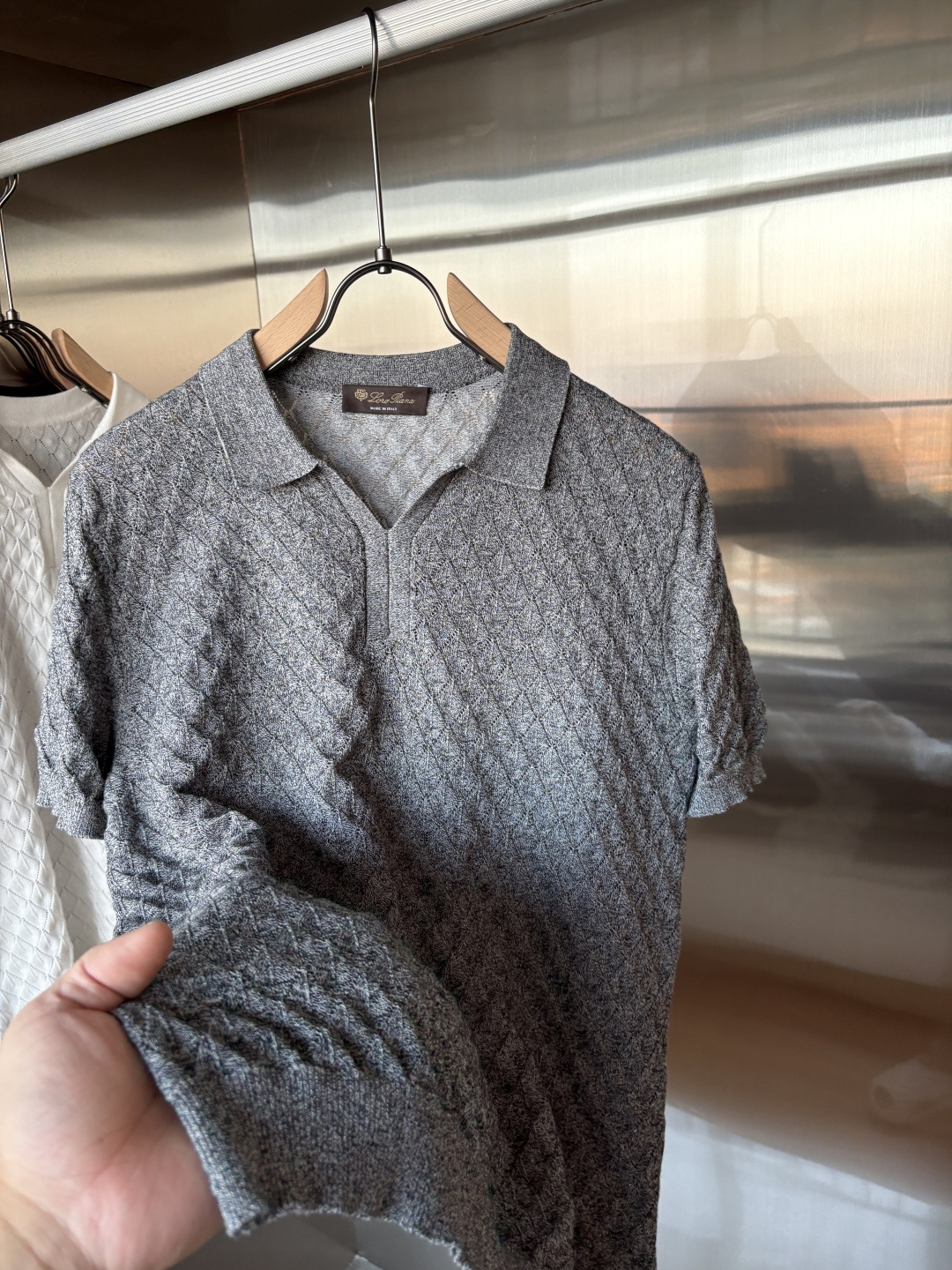 耗时王”菱形提花设计甄选超细优质纱线翻领短袖男士典藏款「耗时王」圆领奢雅工艺，触肤即高阶。• 匠心底蕴：