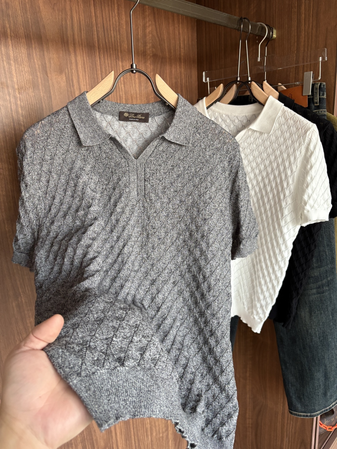 耗时王”菱形提花设计甄选超细优质纱线翻领短袖男士典藏款「耗时王」圆领奢雅工艺，触肤即高阶。• 匠心底蕴：