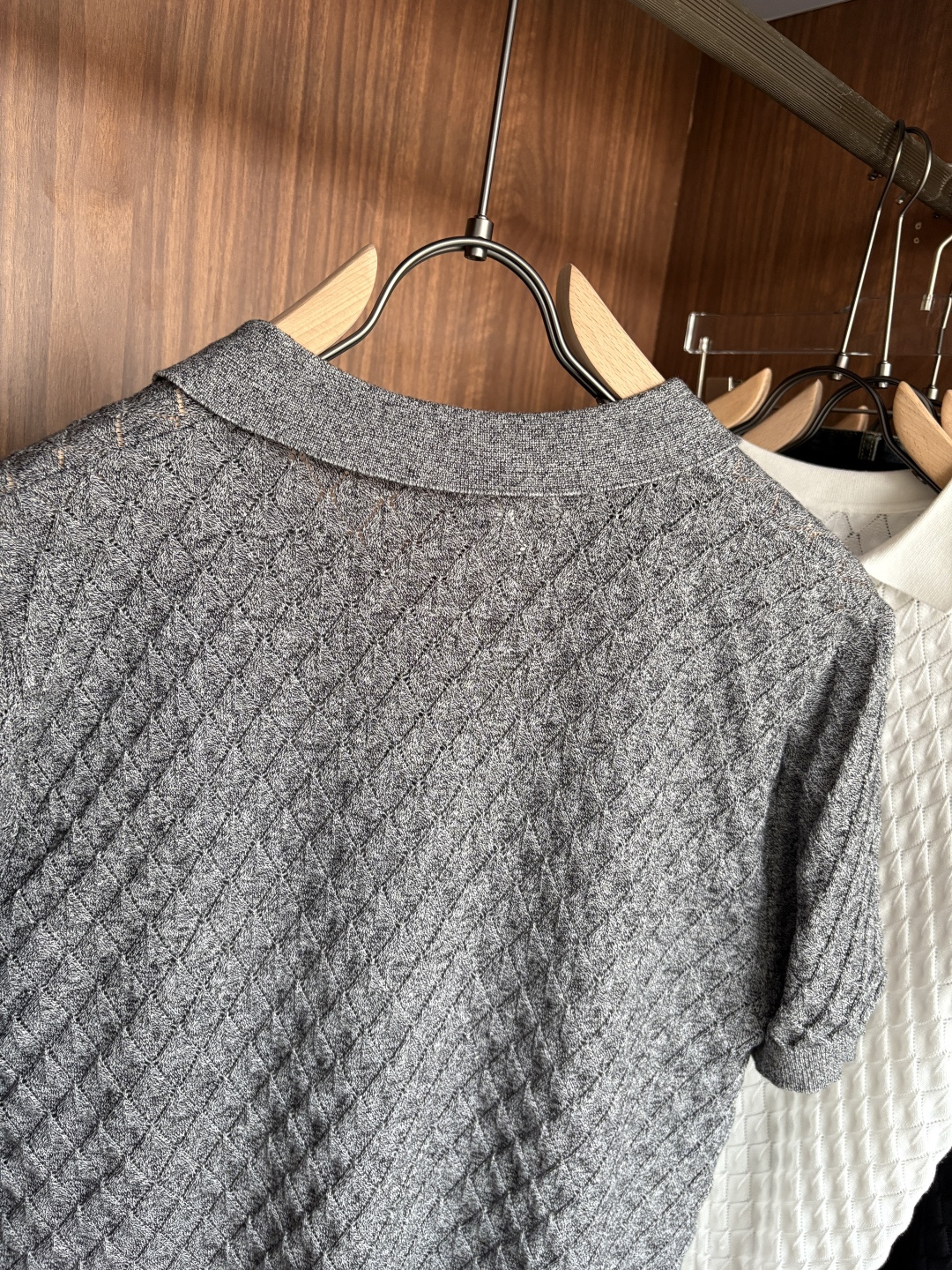 耗时王”菱形提花设计甄选超细优质纱线翻领短袖男士典藏款「耗时王」圆领奢雅工艺，触肤即高阶。• 匠心底蕴：