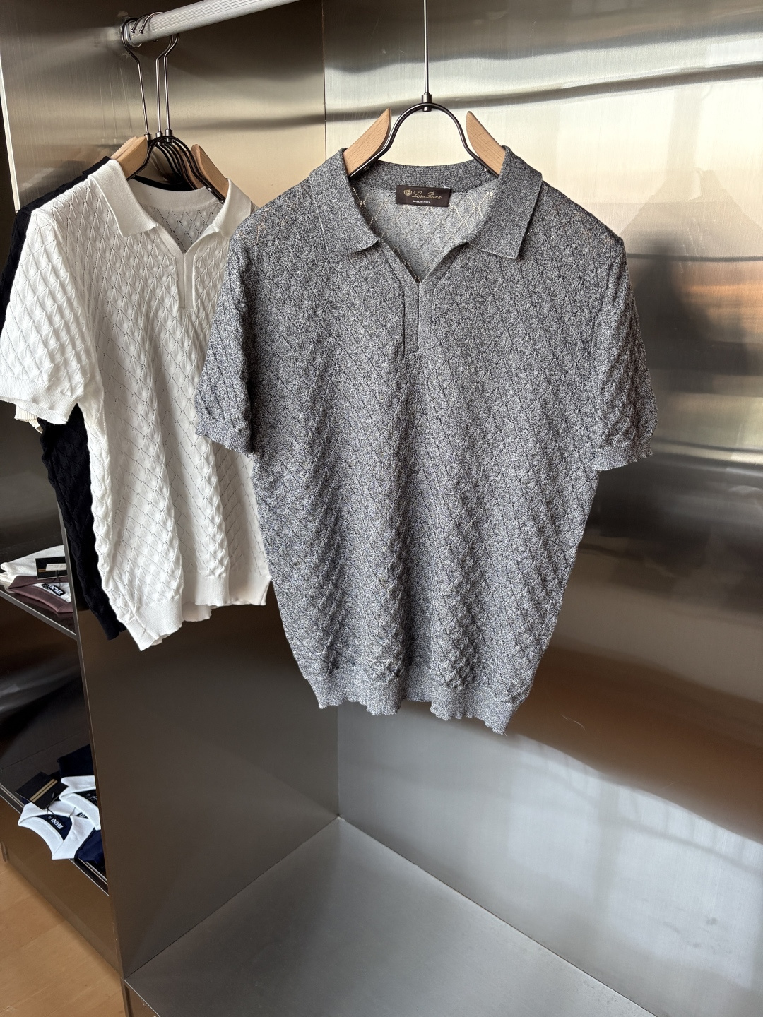 耗时王”菱形提花设计甄选超细优质纱线翻领短袖男士典藏款「耗时王」圆领奢雅工艺，触肤即高阶。• 匠心底蕴：