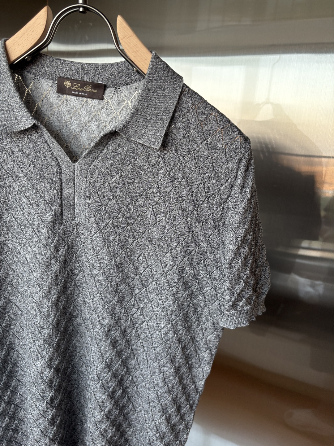 耗时王”菱形提花设计甄选超细优质纱线翻领短袖男士典藏款「耗时王」圆领奢雅工艺，触肤即高阶。• 匠心底蕴：