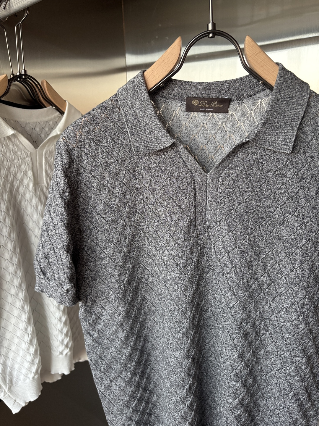 耗时王”菱形提花设计甄选超细优质纱线翻领短袖男士典藏款「耗时王」圆领奢雅工艺，触肤即高阶。• 匠心底蕴：