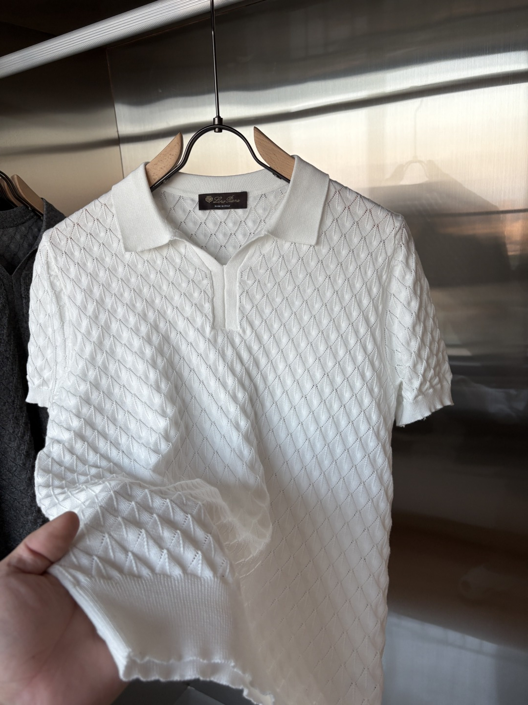 耗时王”菱形提花设计甄选超细优质纱线翻领短袖男士典藏款「耗时王」圆领奢雅工艺，触肤即高阶。• 匠心底蕴：