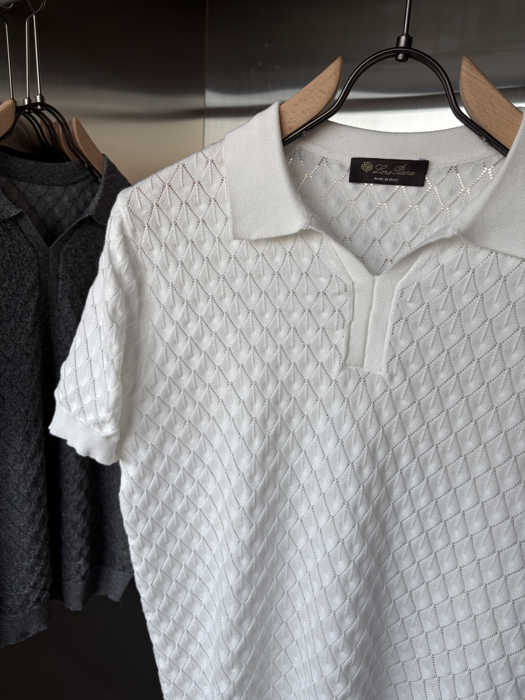 耗时王”菱形提花设计甄选超细优质纱线翻领短袖男士典藏款「耗时王」圆领奢雅工艺，触肤即高阶。• 匠心底蕴：