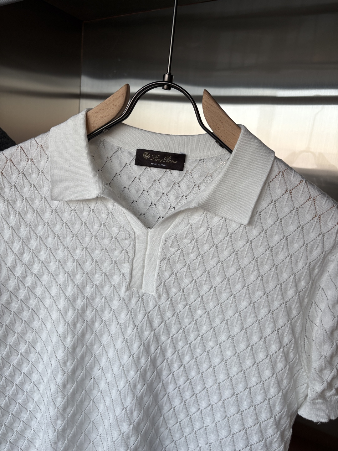 耗时王”菱形提花设计甄选超细优质纱线翻领短袖男士典藏款「耗时王」圆领奢雅工艺，触肤即高阶。• 匠心底蕴：