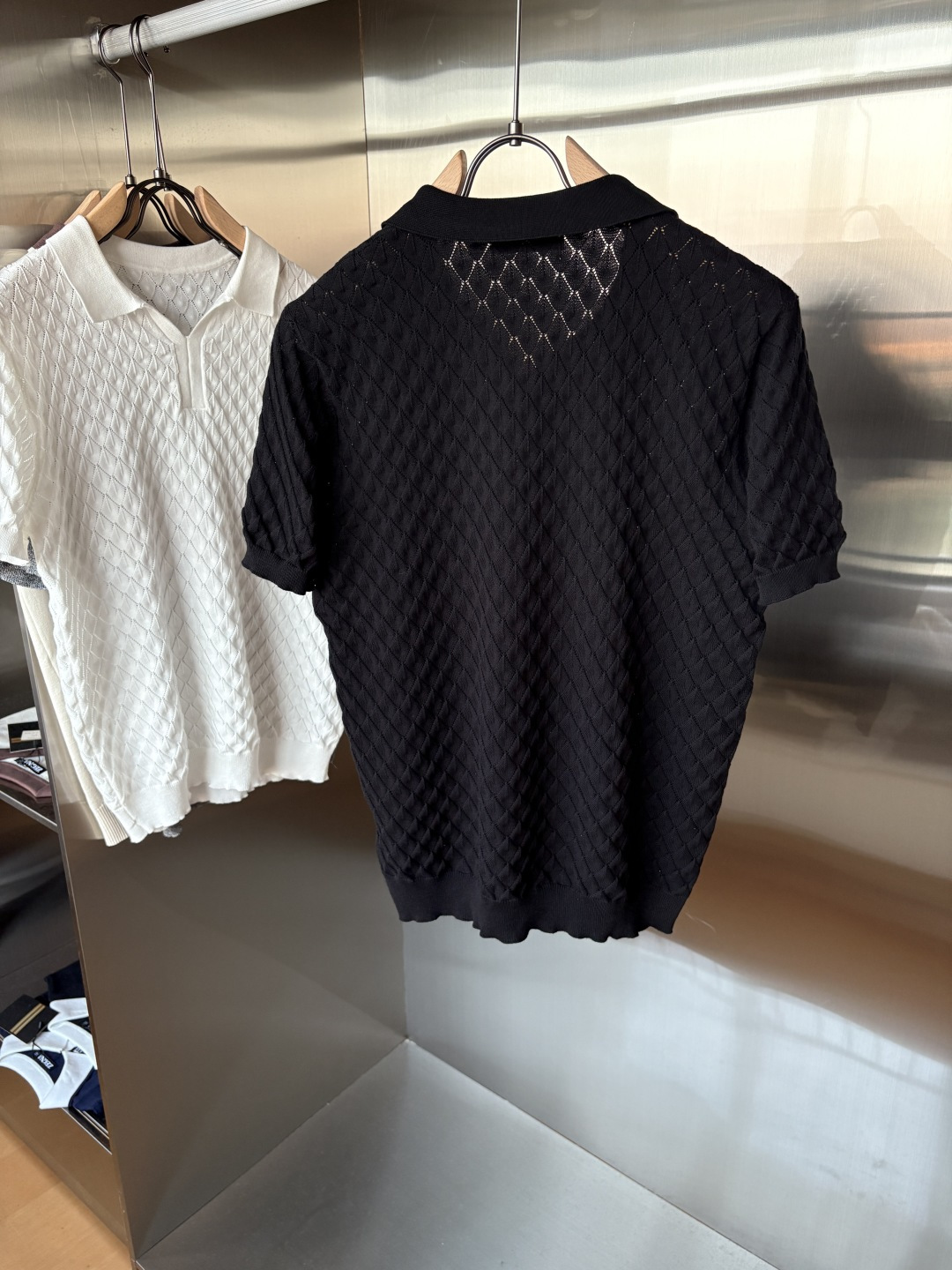 耗时王”菱形提花设计甄选超细优质纱线翻领短袖男士典藏款「耗时王」圆领奢雅工艺，触肤即高阶。• 匠心底蕴：