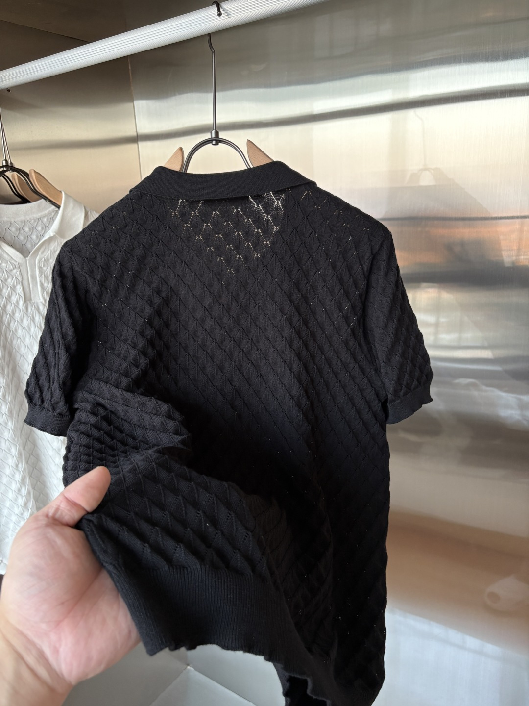 耗时王”菱形提花设计甄选超细优质纱线翻领短袖男士典藏款「耗时王」圆领奢雅工艺，触肤即高阶。• 匠心底蕴：