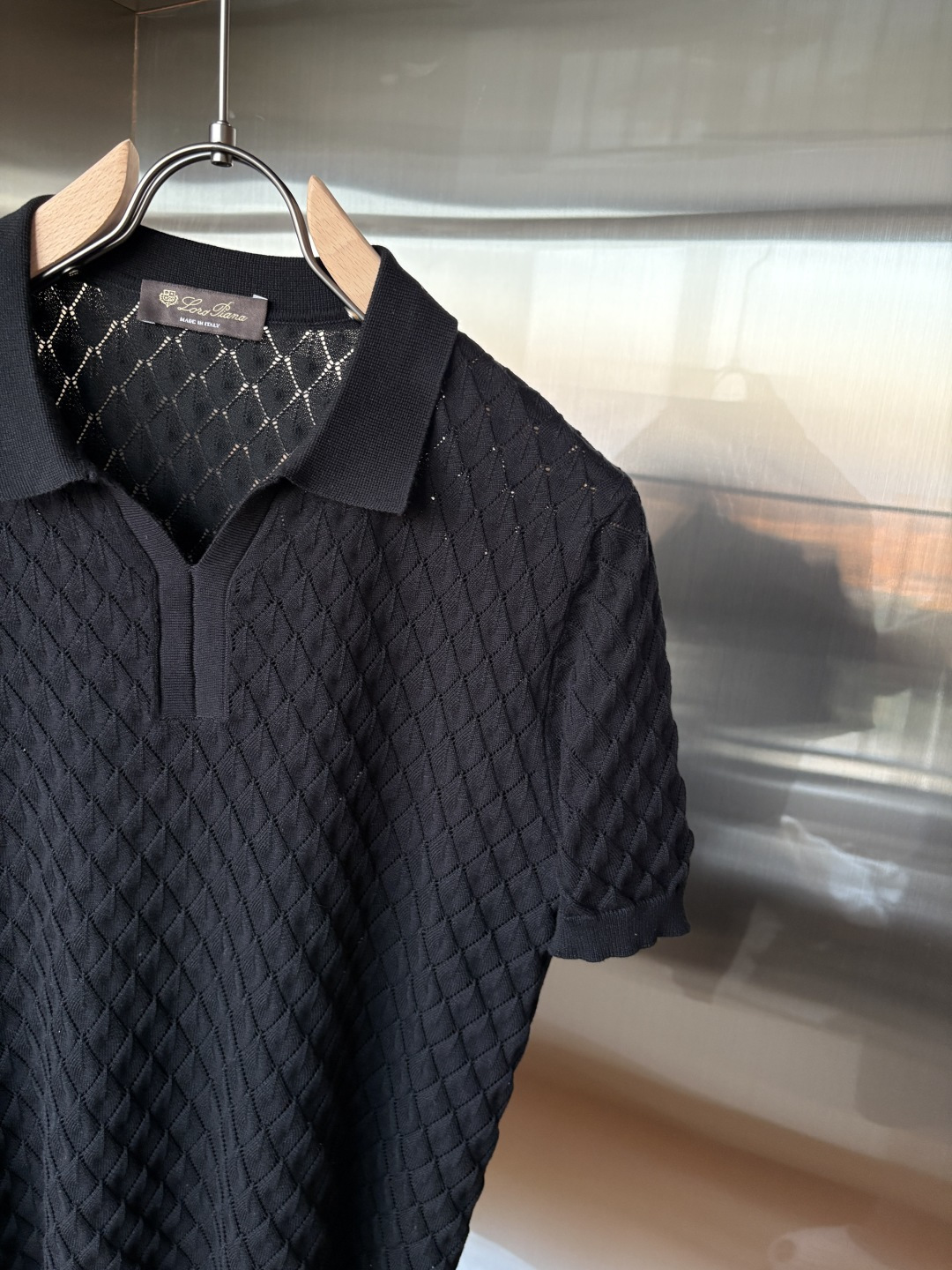 耗时王”菱形提花设计甄选超细优质纱线翻领短袖男士典藏款「耗时王」圆领奢雅工艺，触肤即高阶。• 匠心底蕴：