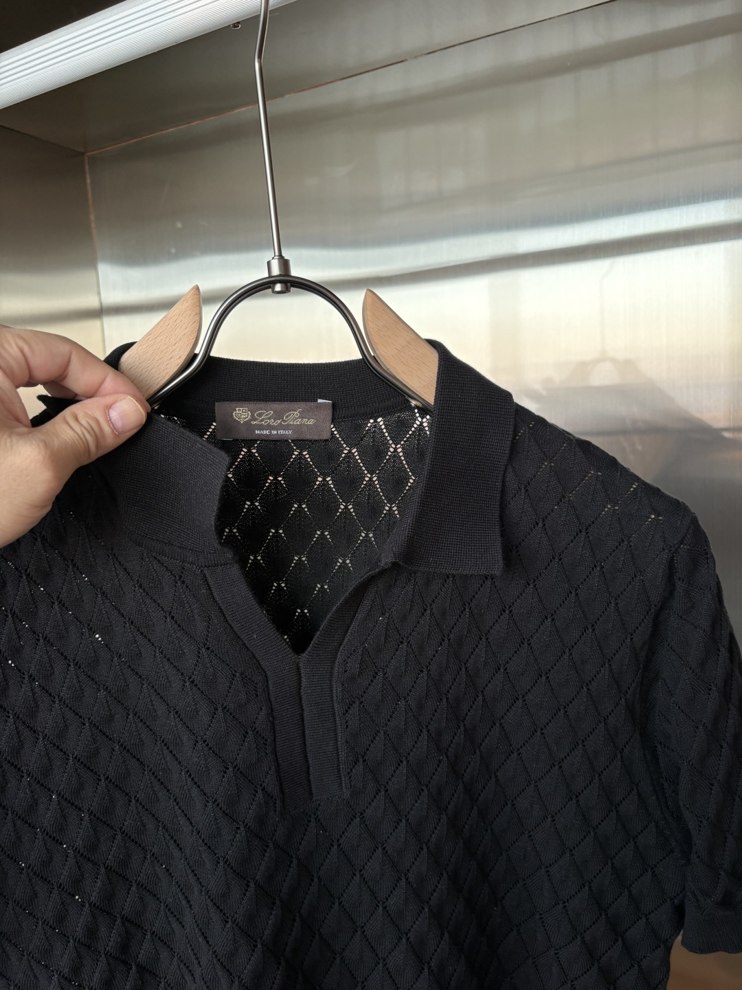 耗时王”菱形提花设计甄选超细优质纱线翻领短袖男士典藏款「耗时王」圆领奢雅工艺，触肤即高阶。• 匠心底蕴：