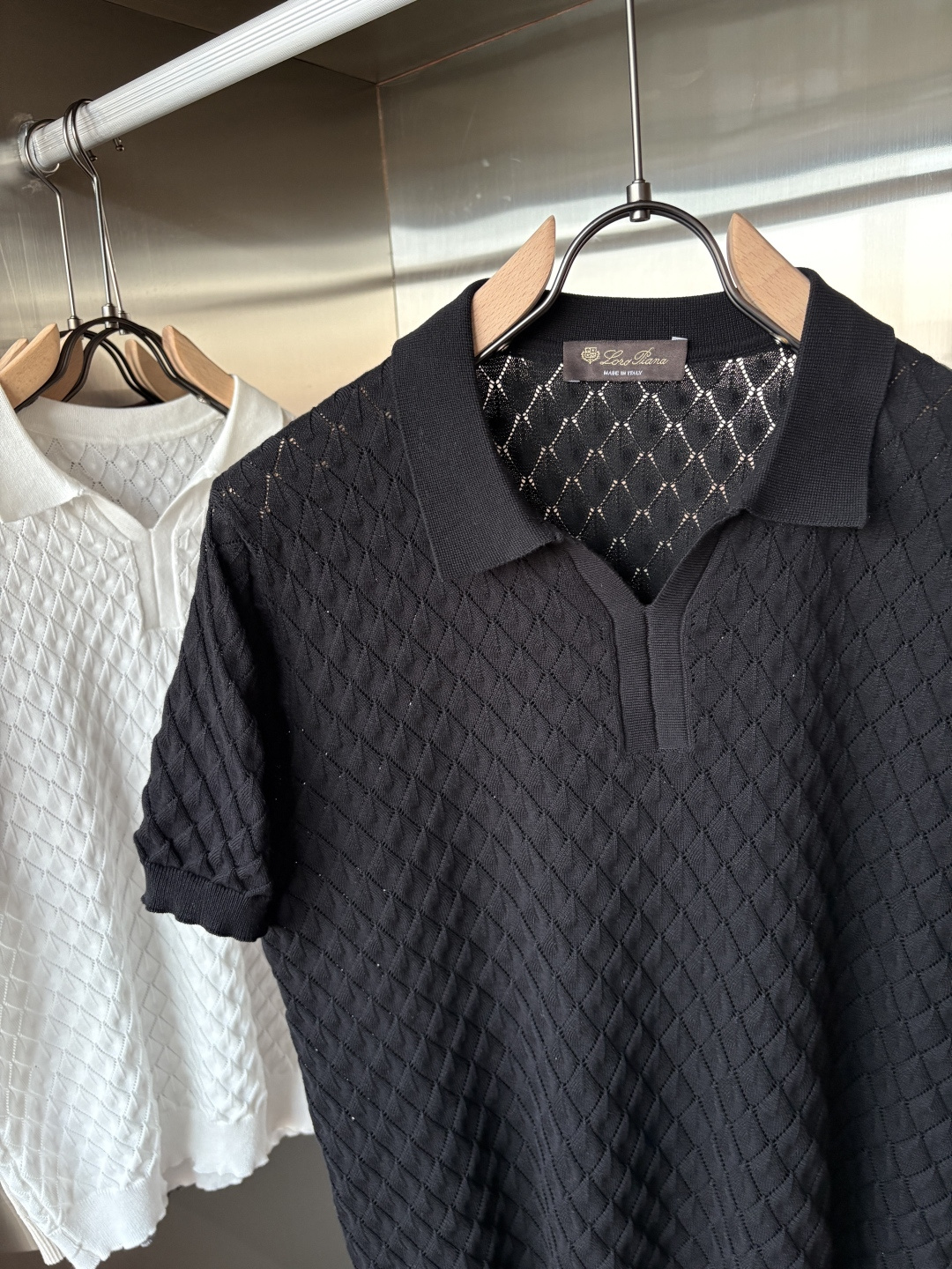 耗时王”菱形提花设计甄选超细优质纱线翻领短袖男士典藏款「耗时王」圆领奢雅工艺，触肤即高阶。• 匠心底蕴：