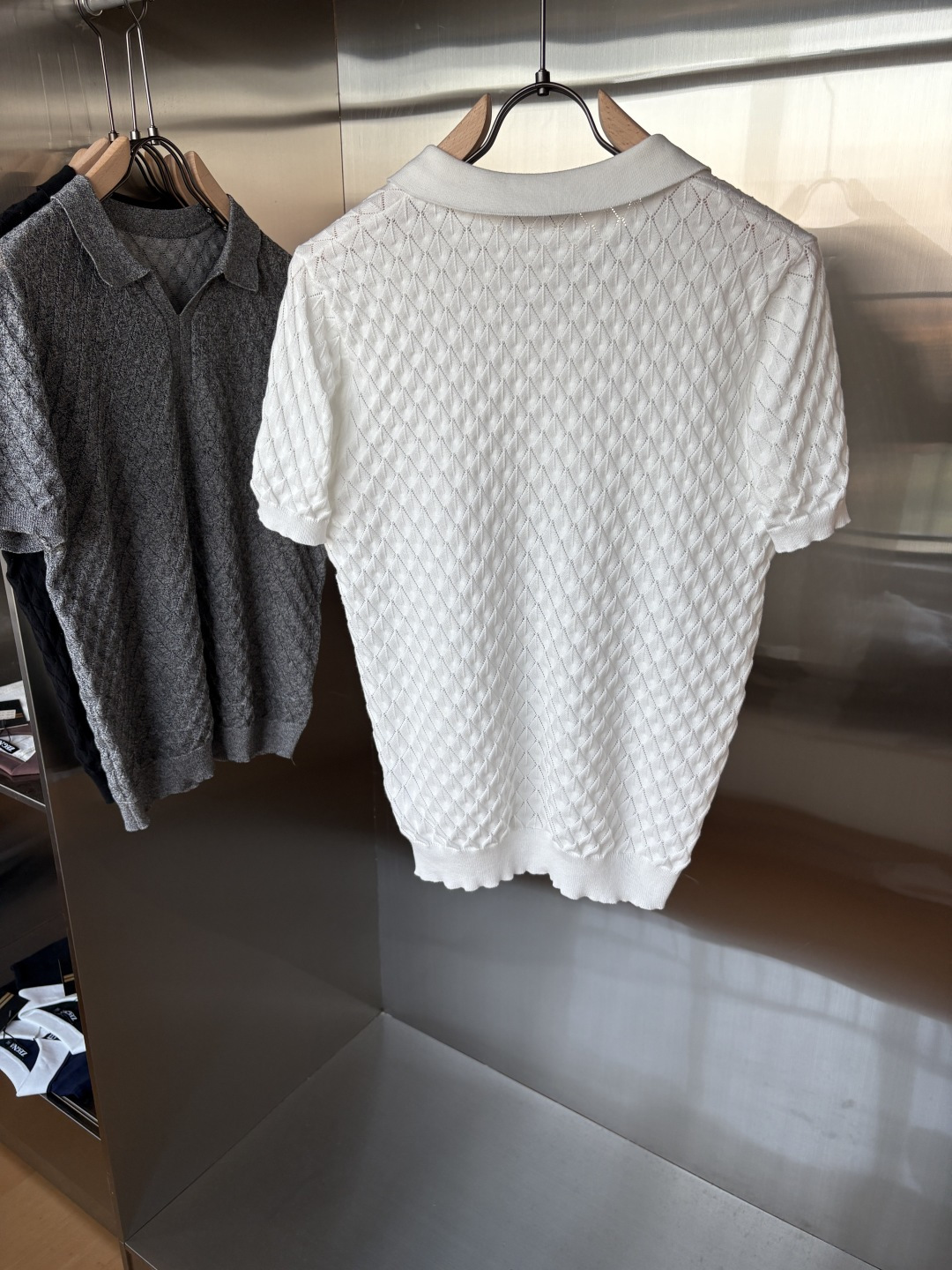 耗时王”菱形提花设计甄选超细优质纱线翻领短袖男士典藏款「耗时王」圆领奢雅工艺，触肤即高阶。• 匠心底蕴：