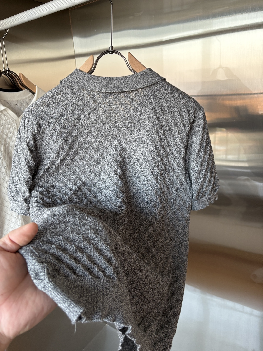 耗时王”菱形提花设计甄选超细优质纱线翻领短袖男士典藏款「耗时王」圆领奢雅工艺，触肤即高阶。• 匠心底蕴：