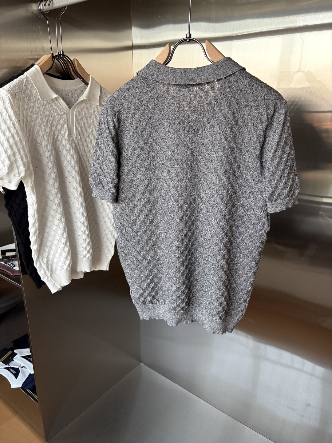 耗时王”菱形提花设计甄选超细优质纱线翻领短袖男士典藏款「耗时王」圆领奢雅工艺，触肤即高阶。• 匠心底蕴：