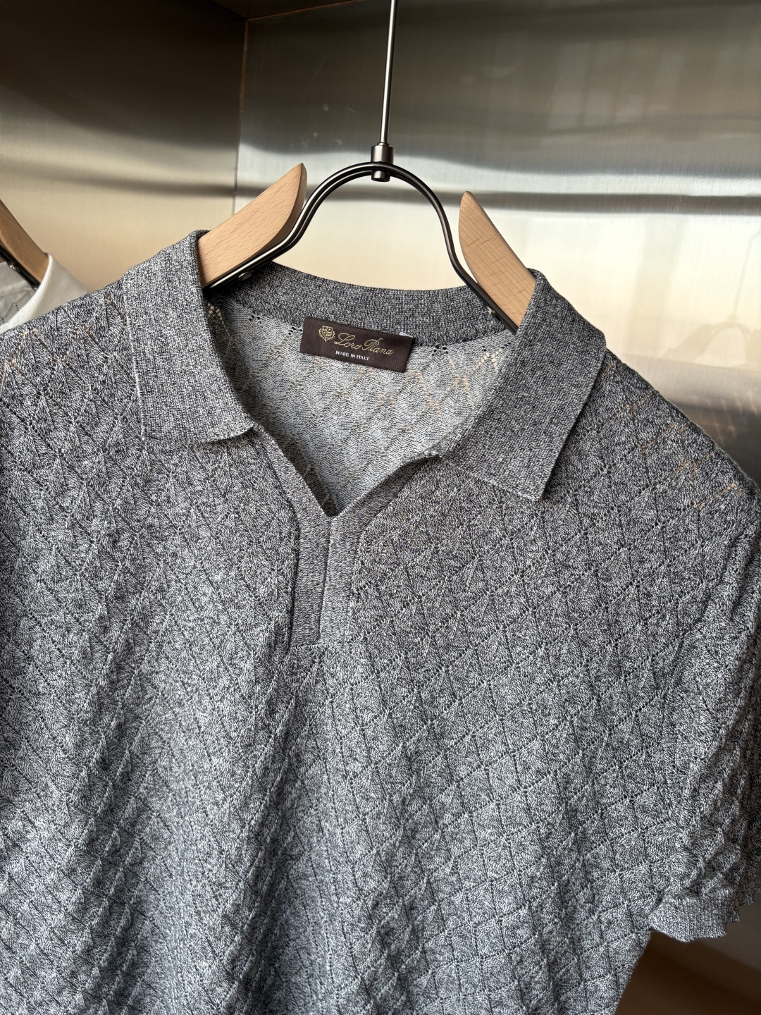 耗时王”菱形提花设计甄选超细优质纱线翻领短袖男士典藏款「耗时王」圆领奢雅工艺，触肤即高阶。• 匠心底蕴：