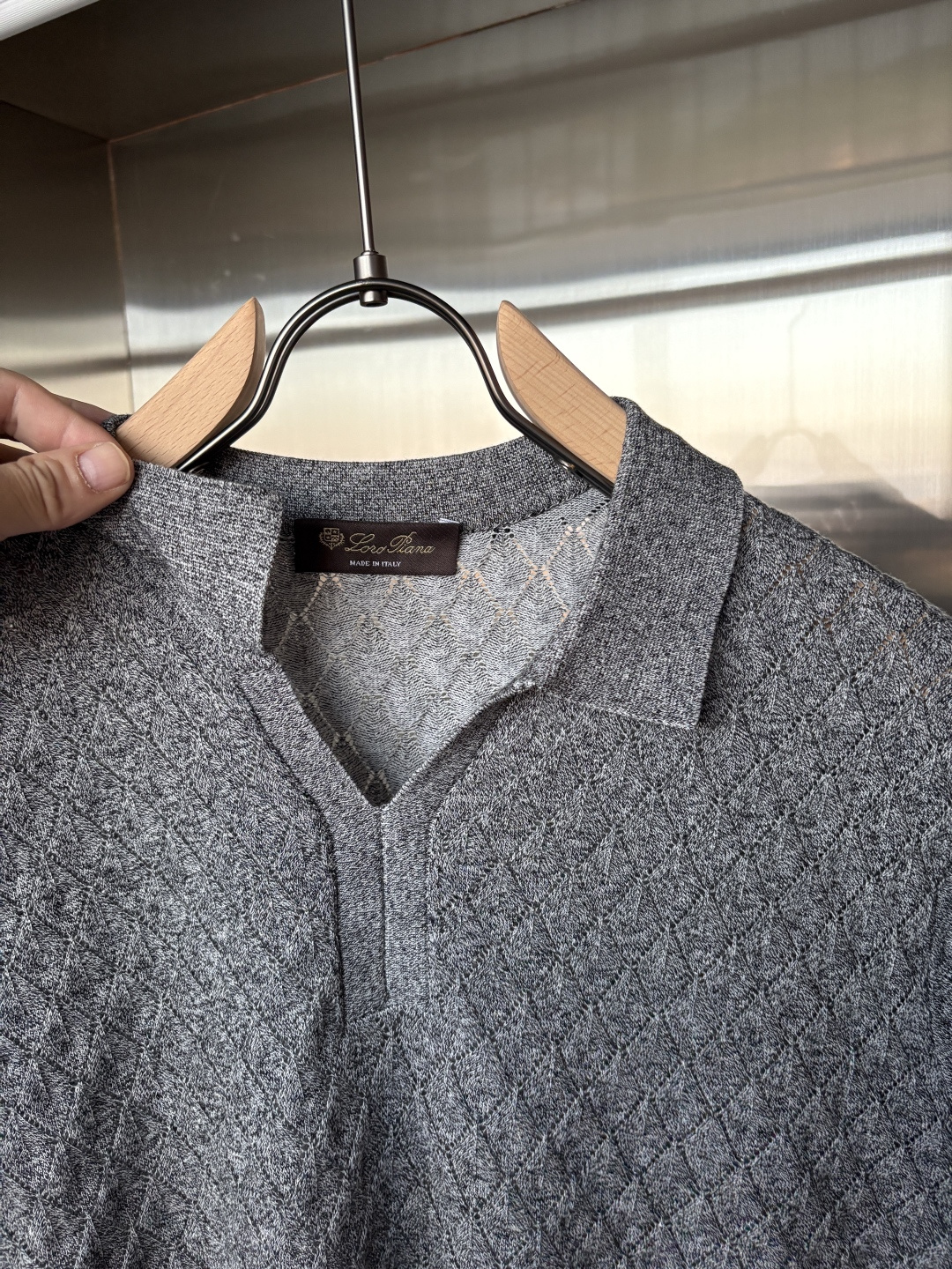 耗时王”菱形提花设计甄选超细优质纱线翻领短袖男士典藏款「耗时王」圆领奢雅工艺，触肤即高阶。• 匠心底蕴：